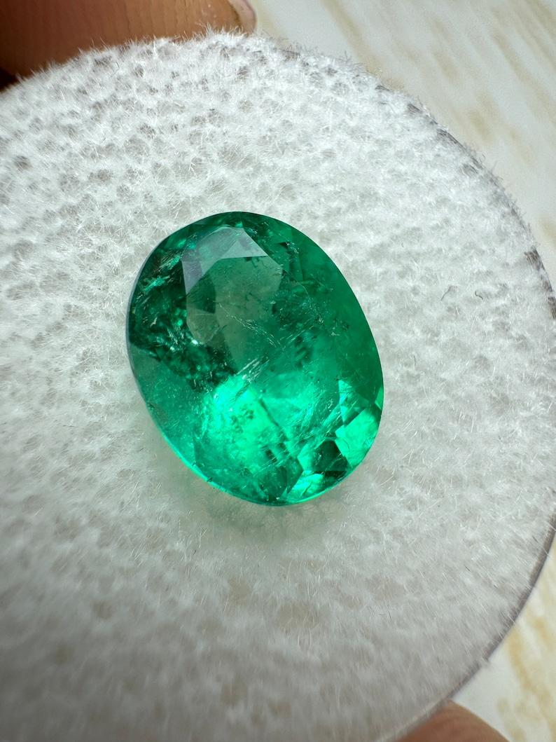 A. Stone: Smeraldo
Peso: 2,80 carati
Forma: Taglio ovale
Chiarezza: Trasparente
Lucentezza: Eccellente-Molto buona
Colore: Greene & Greene bluastro
Misure: 10,44 mm x 8,23 mm x 5,95 mm
Origine geografica: Colombia
Trattamento: Naturale,