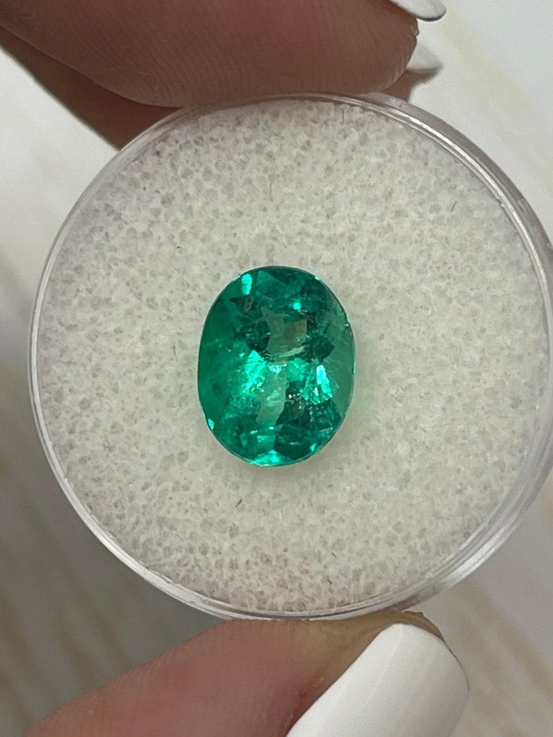 Moderno 2,80 carati di smeraldo colombiano verde bluastro taglio ovale - Gemma di maggio in vendita