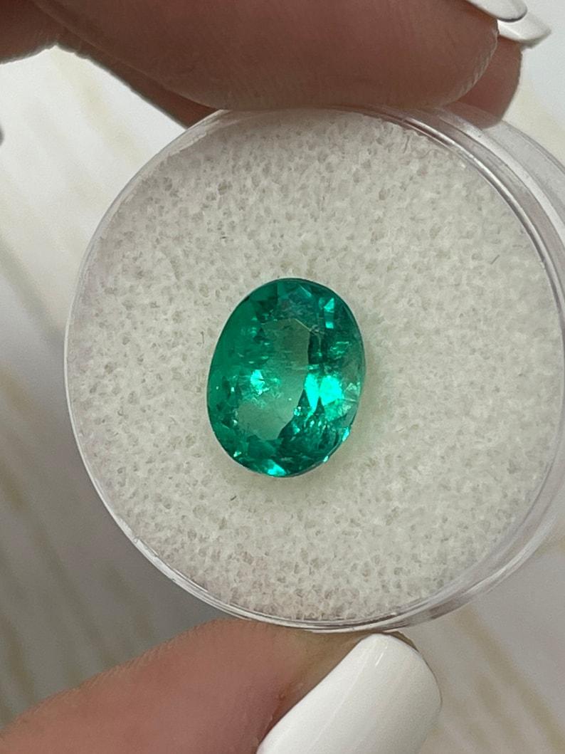 Taglio ovale 2,80 carati di smeraldo colombiano verde bluastro taglio ovale - Gemma di maggio in vendita