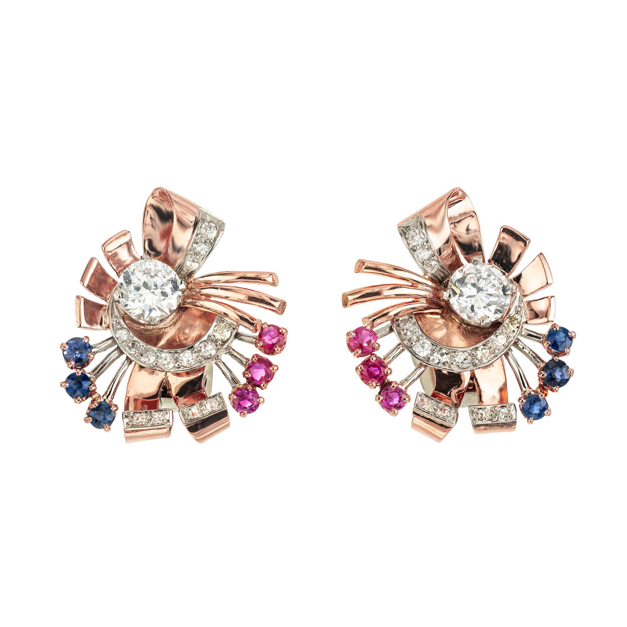 Entdecken Sie die anmutige Anziehungskraft dieser 1940er Jahre. 2,80 Karat weißer Saphir, Rubin und Diamant zwei Ton Gold Clip Post Swirl Ohrringe sind ein Meisterwerk, das Eleganz und zeitloses Design harmonisiert. Der Ohrring von Earch ist mit