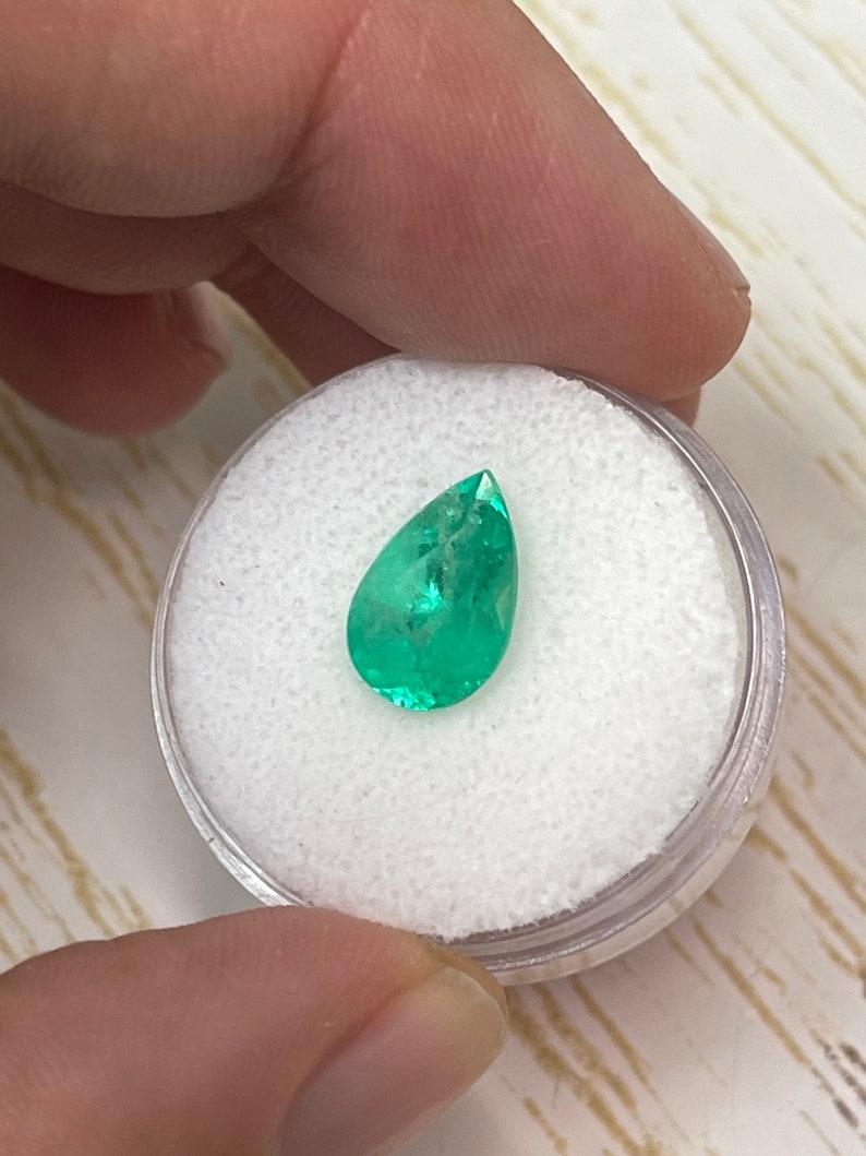 2,80 Karat gelblich grüner kolumbianischer Smaragd - Birnenschliff Teardrop Loser Smaragd (Moderne) im Angebot