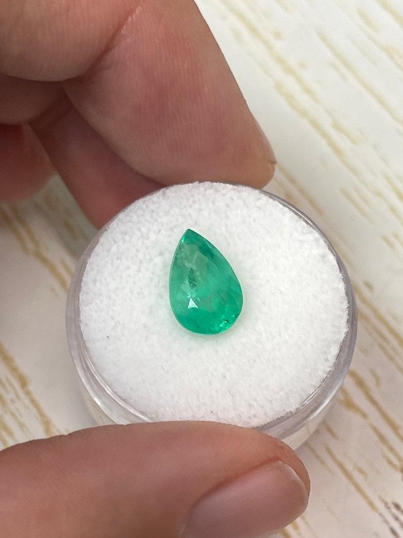 2,80 Karat gelblich grüner kolumbianischer Smaragd - Birnenschliff Teardrop Loser Smaragd (Tropfenschliff) im Angebot
