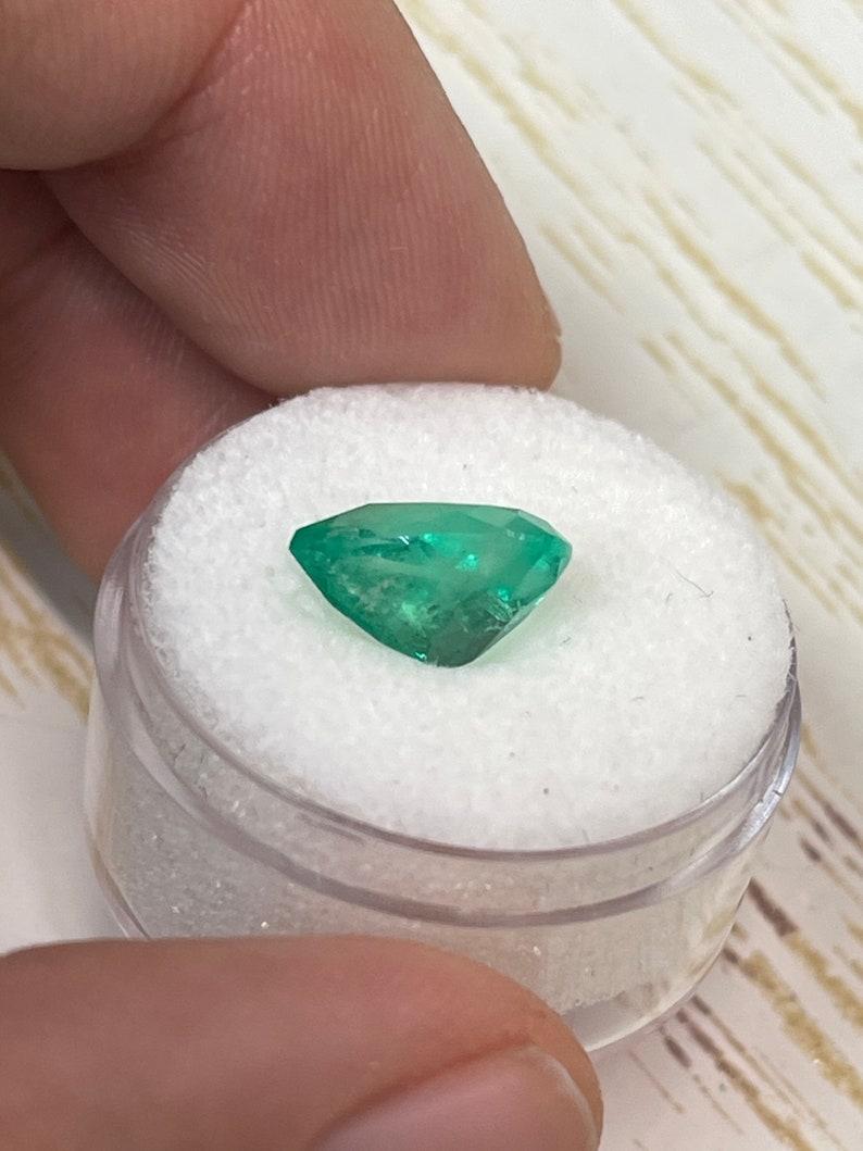 2,80 Karat gelblich grüner kolumbianischer Smaragd - Birnenschliff Teardrop Loser Smaragd Damen im Angebot