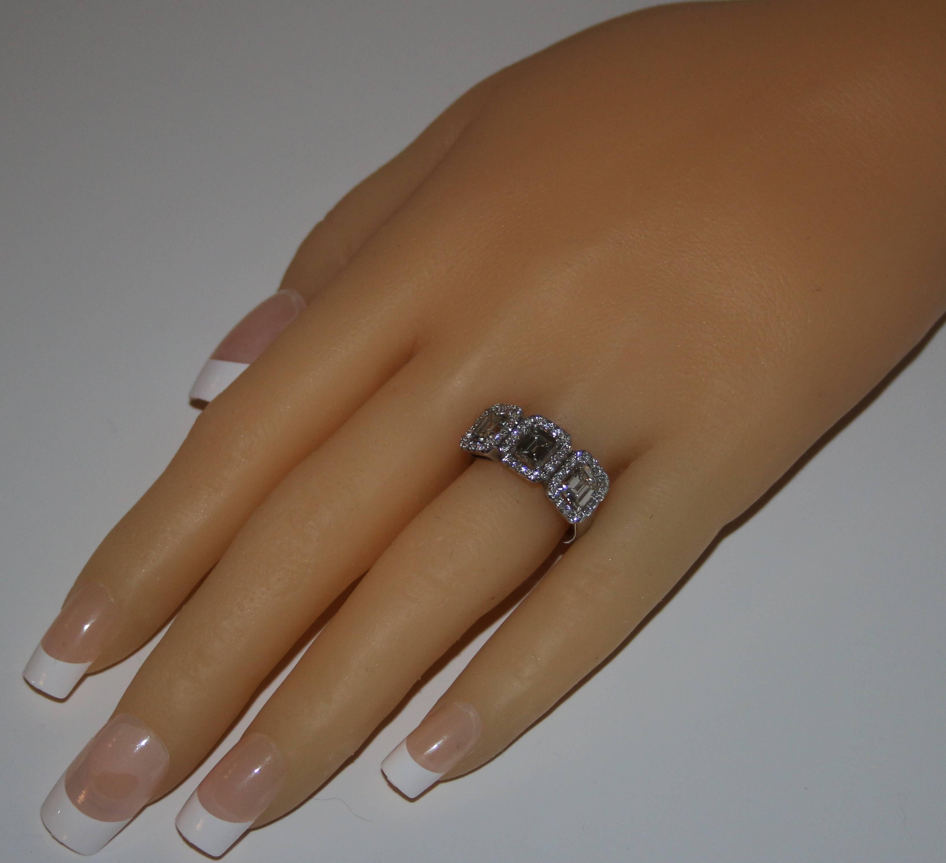 Modern 2.80 Carats Diamond Three Stone Emerald Cut Gold Ring For Sale