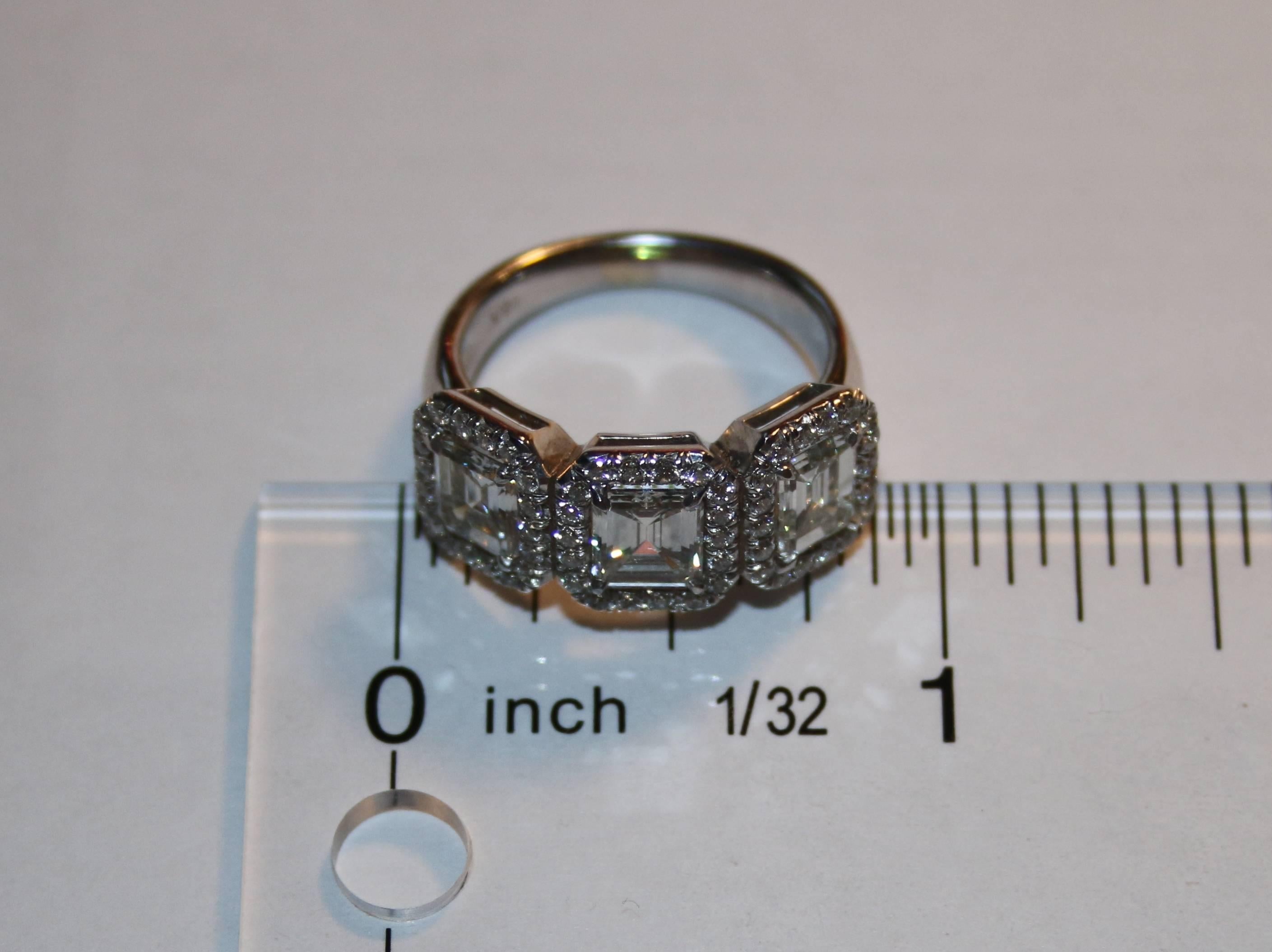 2.80 Carats Diamond Three Stone Emerald Cut Gold Ring In New Condition For Sale In New York, NY