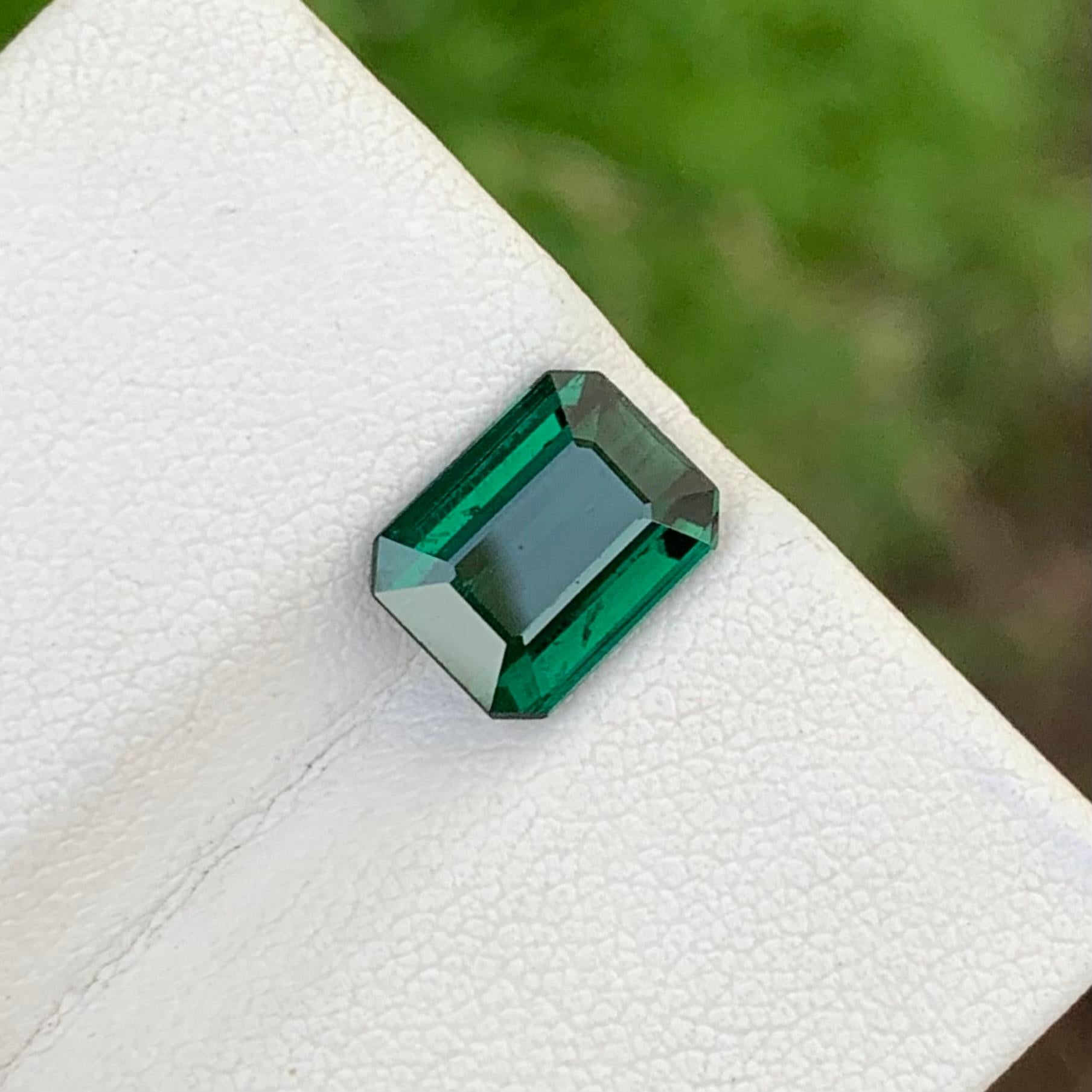 Arts and Crafts 2.80 Carats Natural Loose Dark Green Chrome Tourmaline Emerald Shape en vente