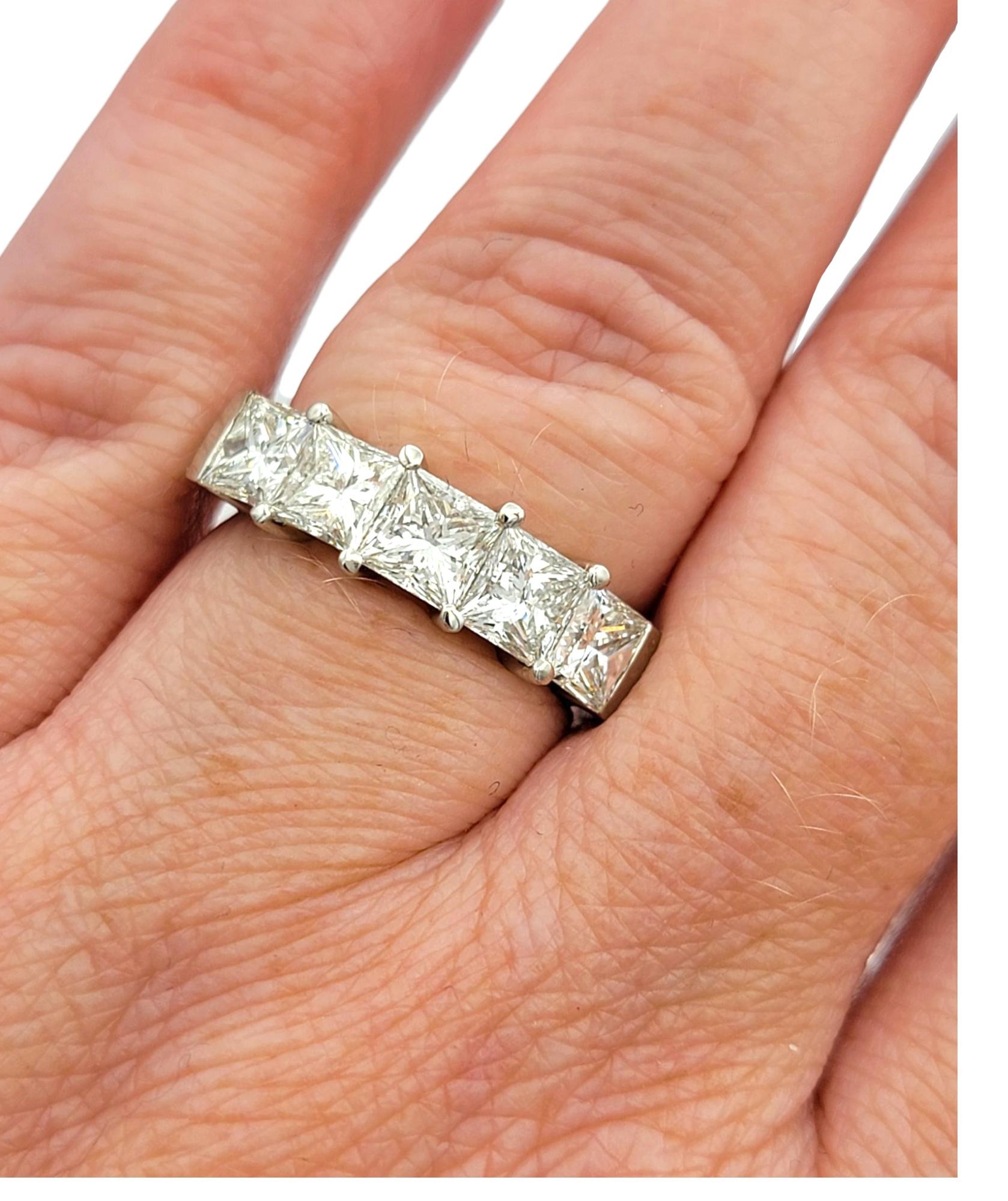 Anello a fascia con diamanti taglio principessa da 2,80 carati totali e cinque pietre in platino lucido in vendita 4