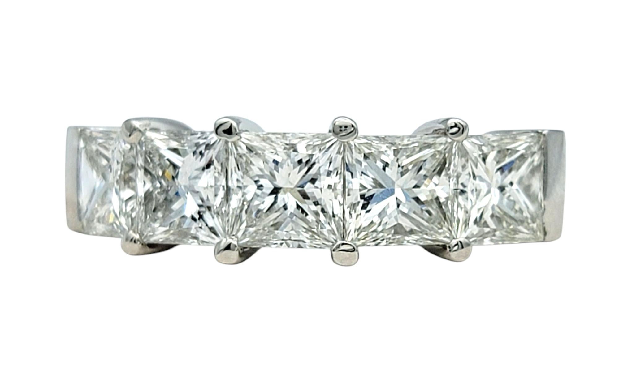 Misura dell'anello: 6.25

Questo intramontabile anello a fascia con cinque pietre di diamante presenta un'unica fila di diamanti con taglio princess, elegantemente allineati in una montatura in platino. Ciascun diamante è sapientemente abbinato per