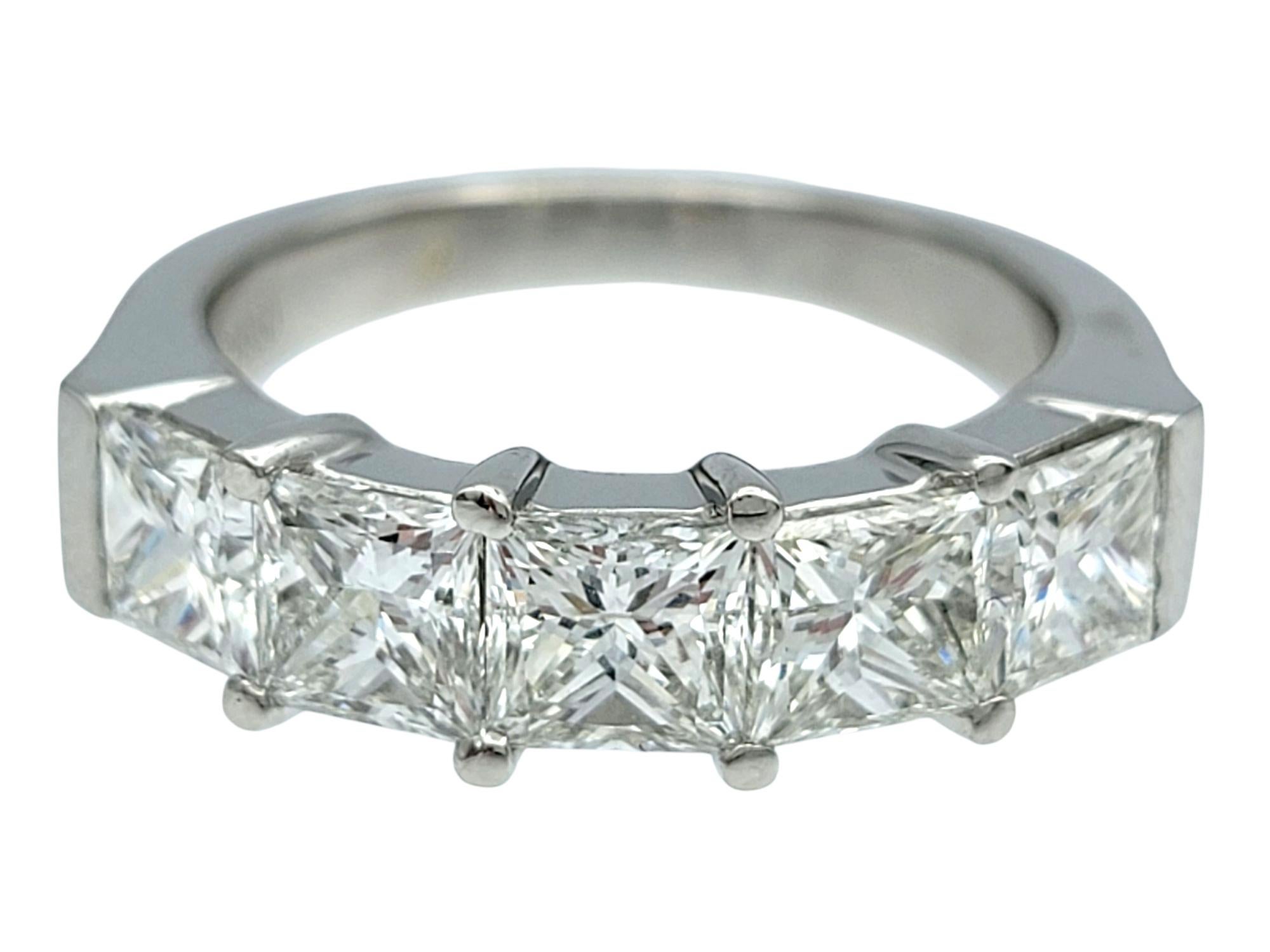 Taglio princess Anello a fascia con diamanti taglio principessa da 2,80 carati totali e cinque pietre in platino lucido in vendita