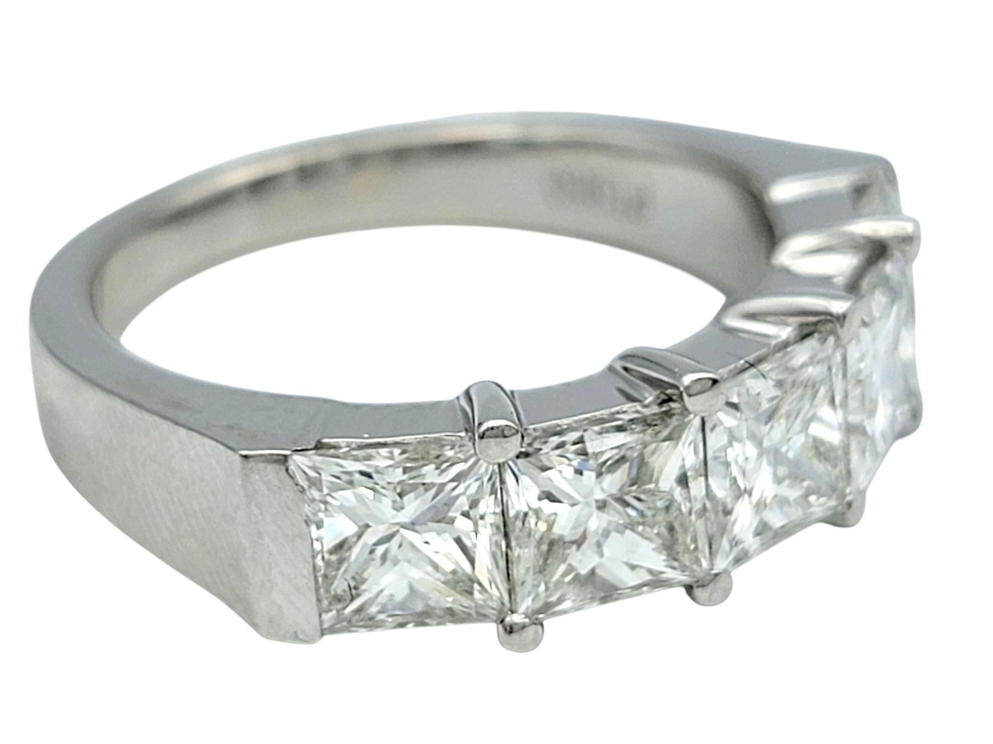 Anello a fascia con diamanti taglio principessa da 2,80 carati totali e cinque pietre in platino lucido In condizioni buone in vendita a Scottsdale, AZ