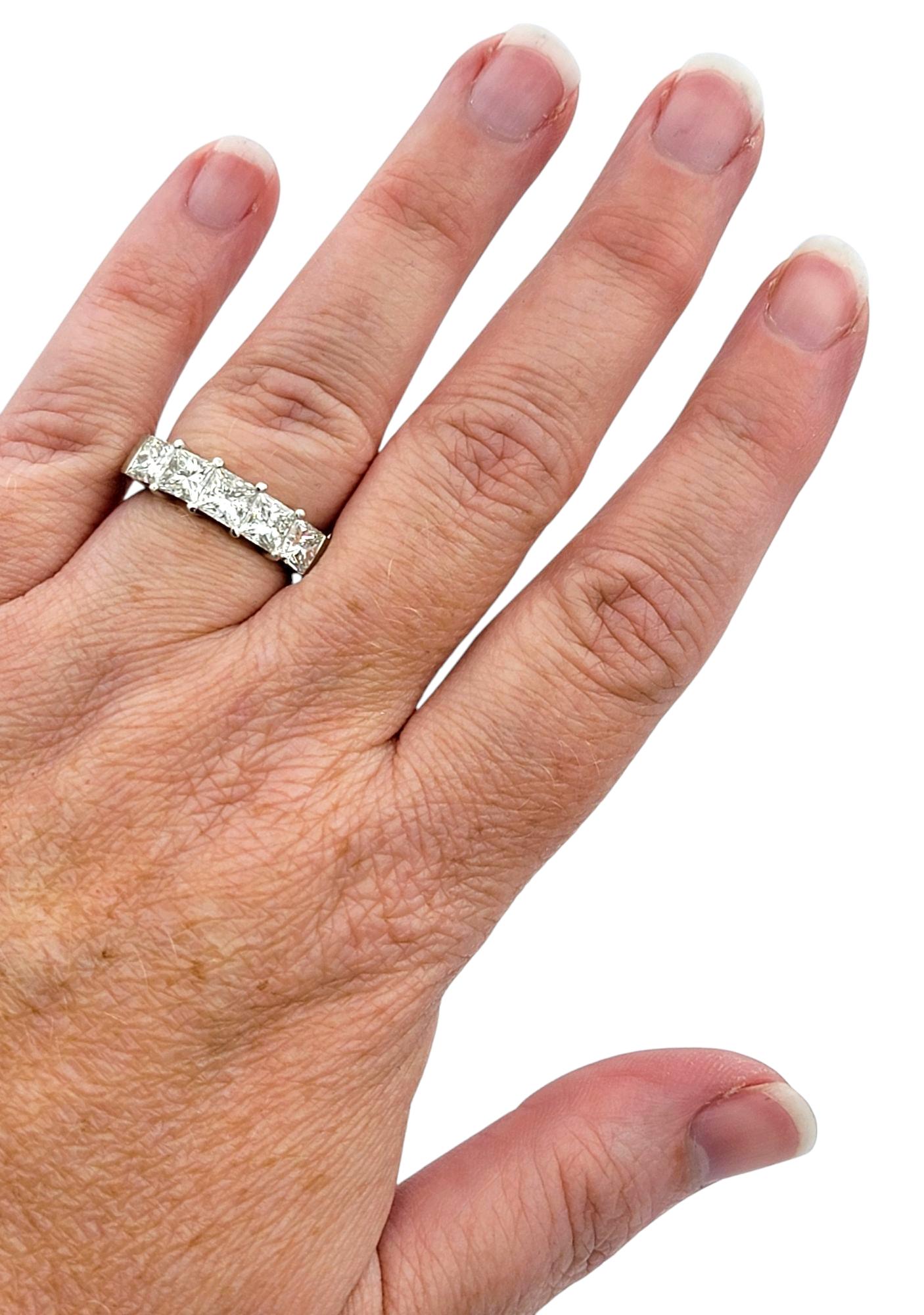 Anello a fascia con diamanti taglio principessa da 2,80 carati totali e cinque pietre in platino lucido in vendita 3