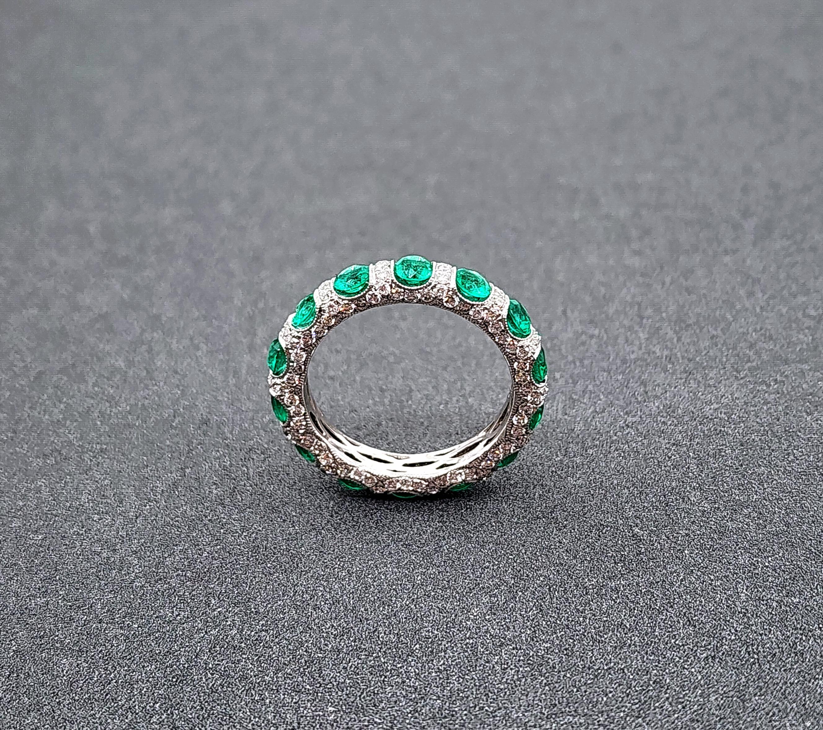 2.80 ct Natural Emerald & Diamond Eternity Band In New Condition For Sale In Chicago, IL