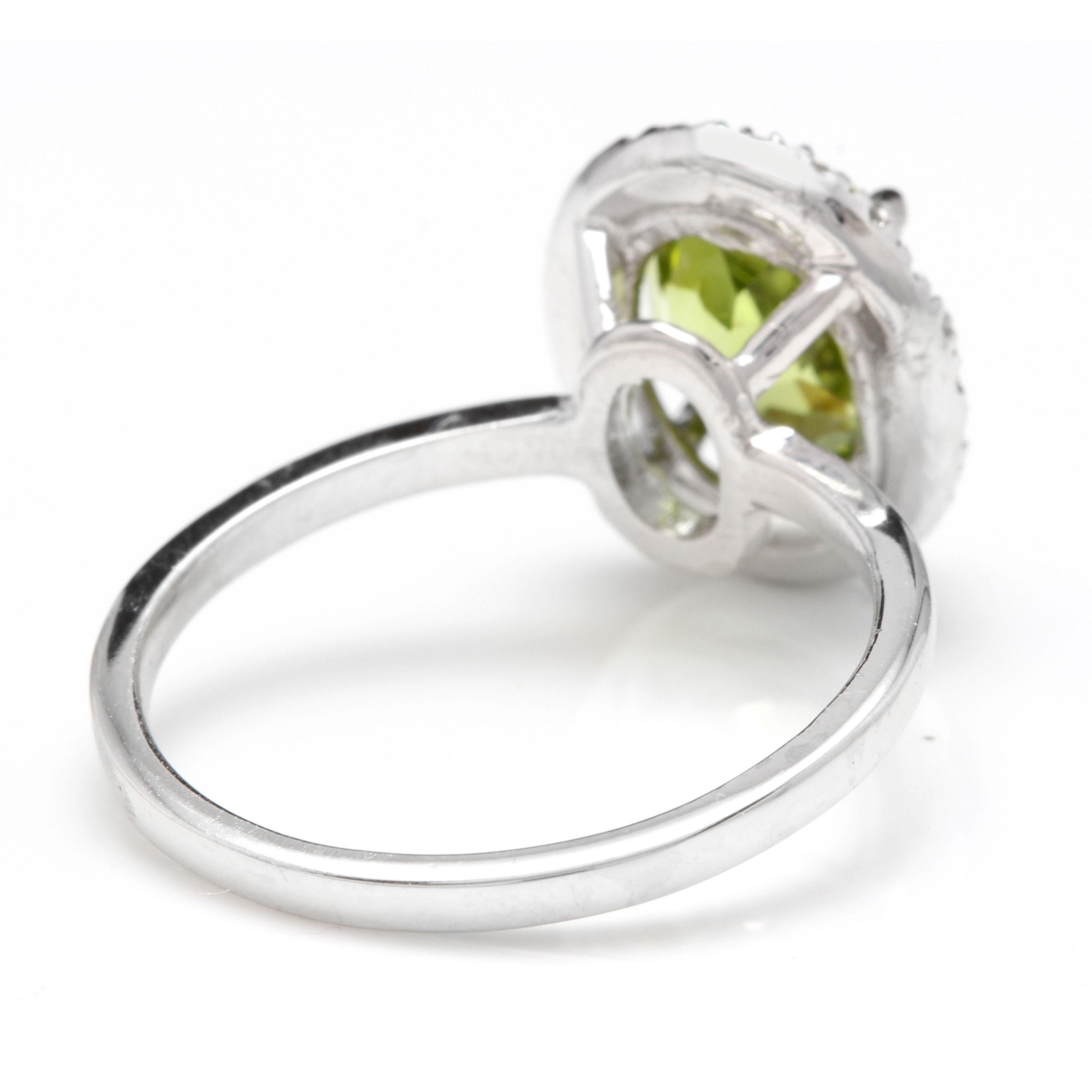 2.80 Carat Natural Very Nice Looking Peridot and Diamond 14K Solid Gold Ring In New Condition For Sale In Los Angeles, CA
