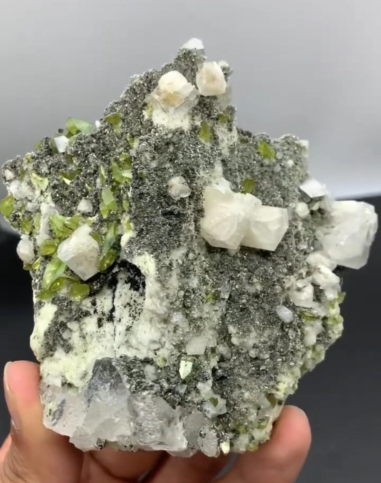 280 Gramm Apfelgrüner Titanitkristalle auf Matrix mit Calcite aus Pakistan (Adamstil) im Angebot