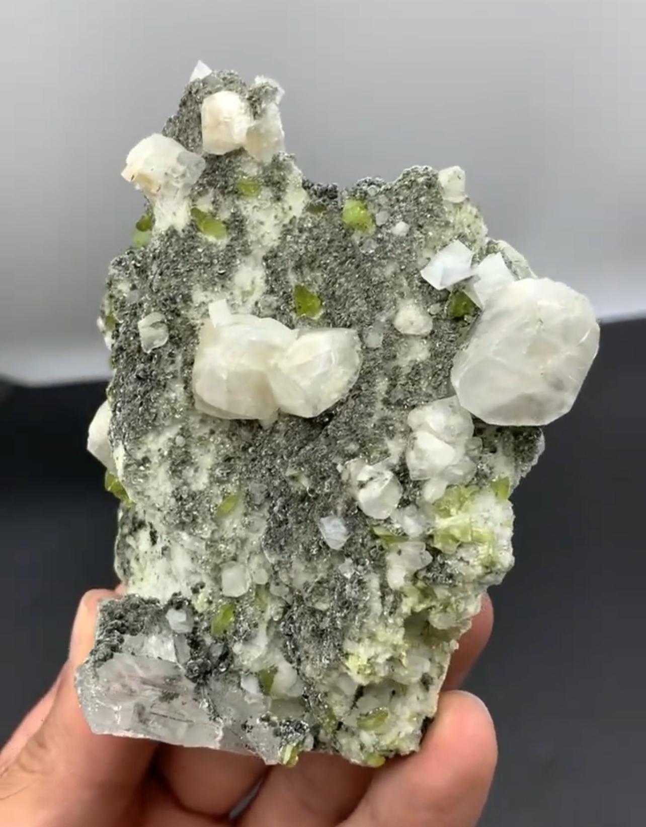 280 Gramm Apfelgrüner Titanitkristalle auf Matrix mit Calcite aus Pakistan (Pakistanisch) im Angebot