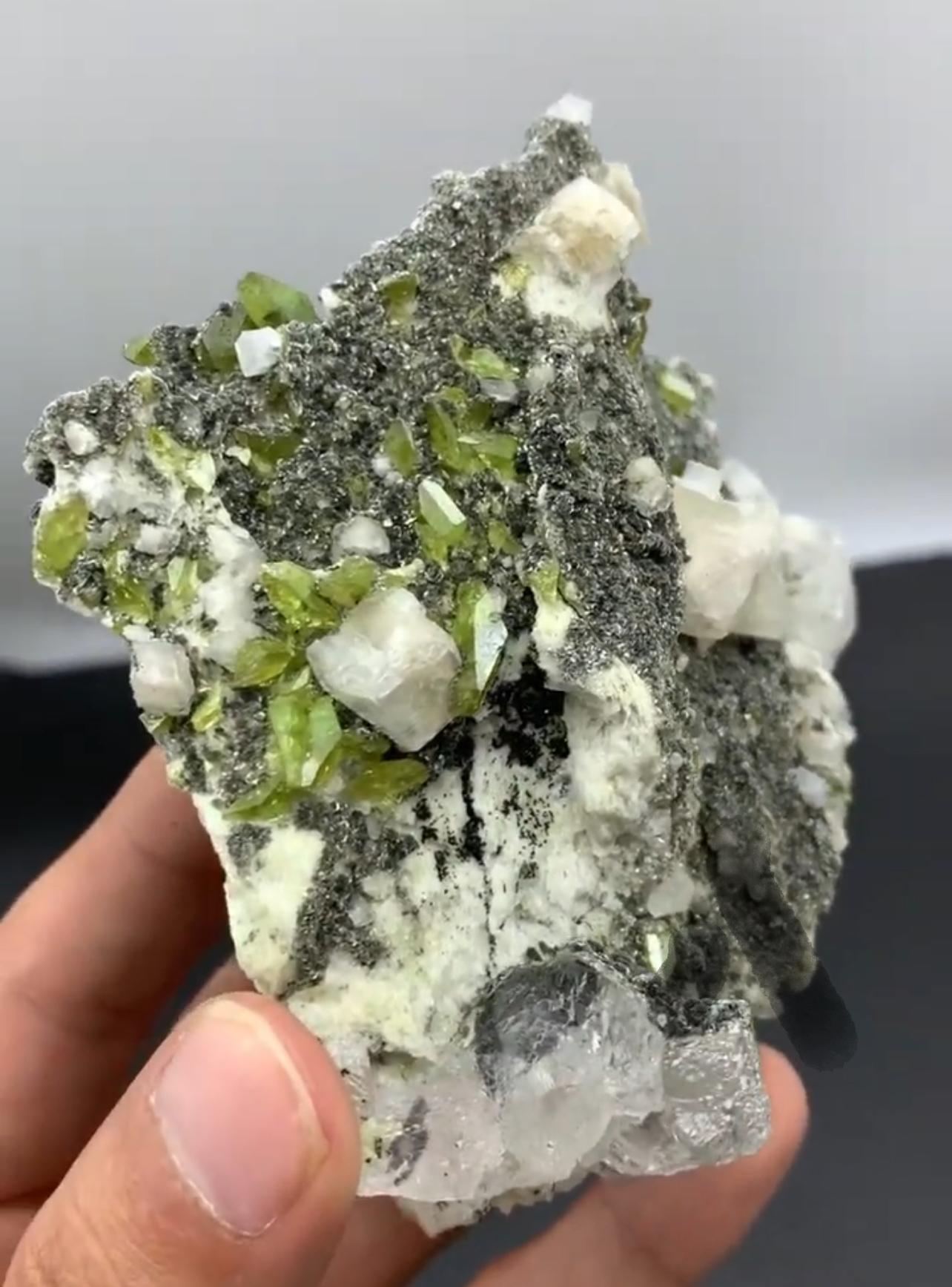 280 Gramm Apfelgrüner Titanitkristalle auf Matrix mit Calcite aus Pakistan im Zustand „Hervorragend“ im Angebot in Peshawar, PK