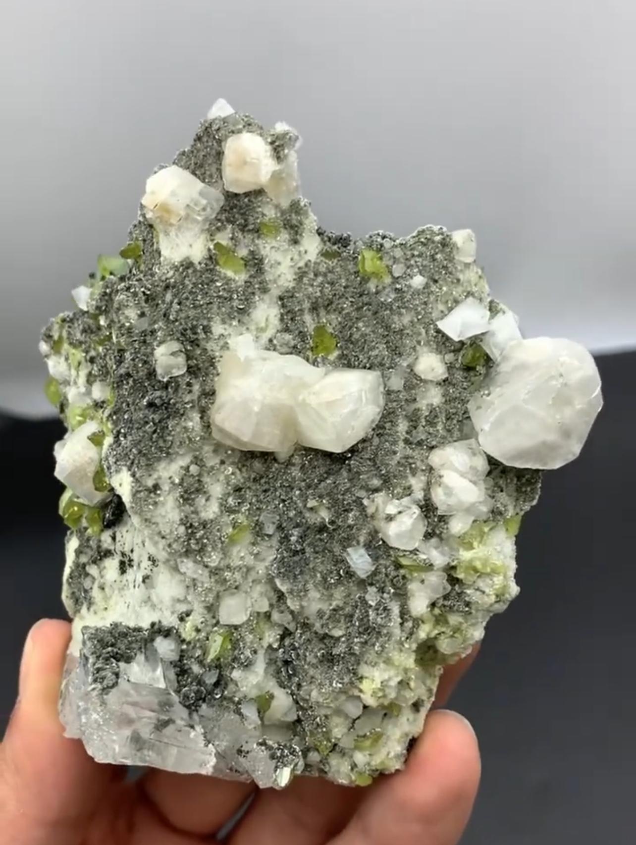 280 Gramm Apfelgrüner Titanitkristalle auf Matrix mit Calcite aus Pakistan (21. Jahrhundert und zeitgenössisch) im Angebot