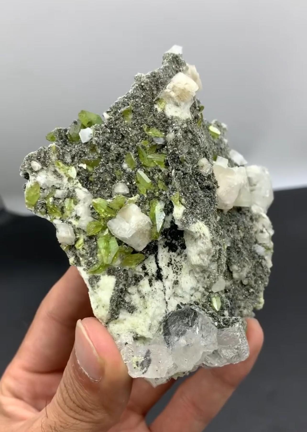 280 Gramm Apfelgrüner Titanitkristalle auf Matrix mit Calcite aus Pakistan (Sonstiges) im Angebot