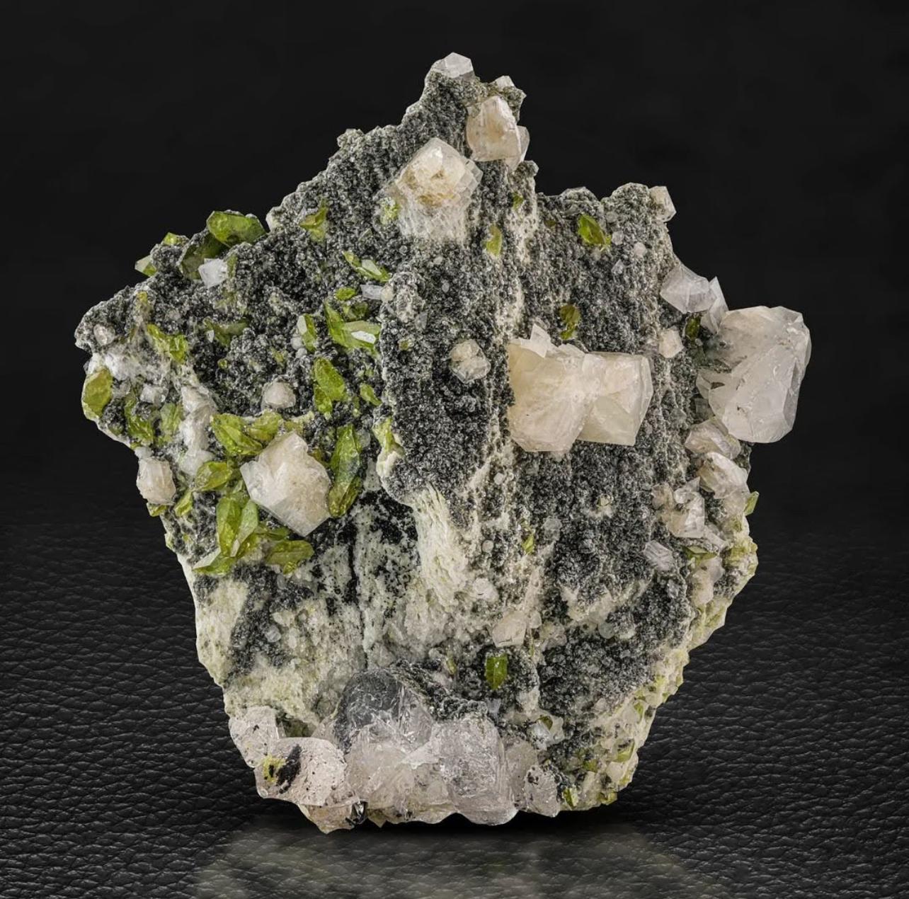 280 Gramm Apfelgrüner Titanitkristalle auf Matrix mit Calcite aus Pakistan im Angebot 1