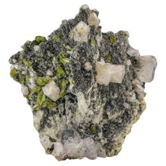 280 grammi di cristalli di titanite verde mela su matrice con calcite dal Pakistan