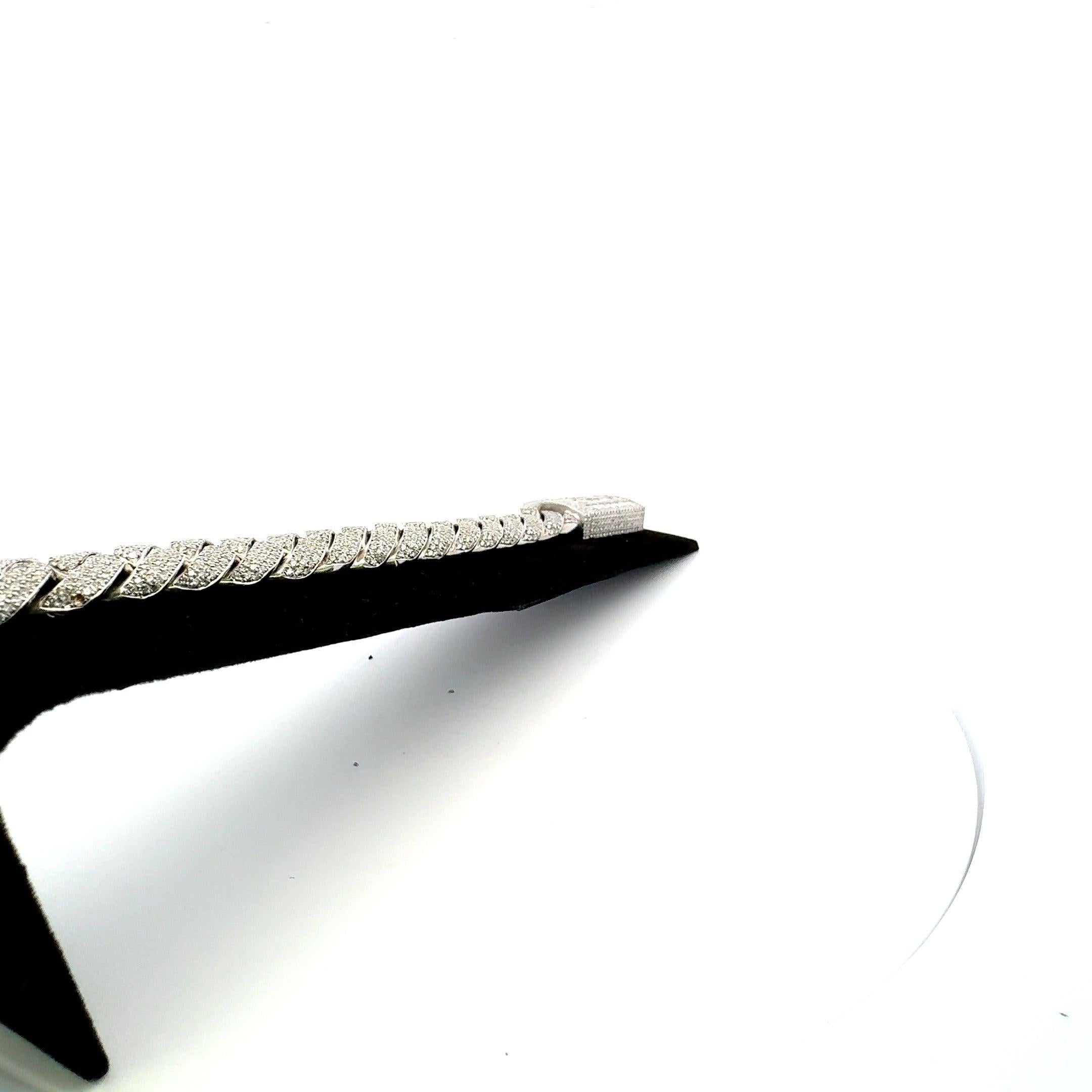 Bracelet à maillons en platine avec diamants taille émeraude et brillants ronds de 28,00 carats Bon état - En vente à New York, NY