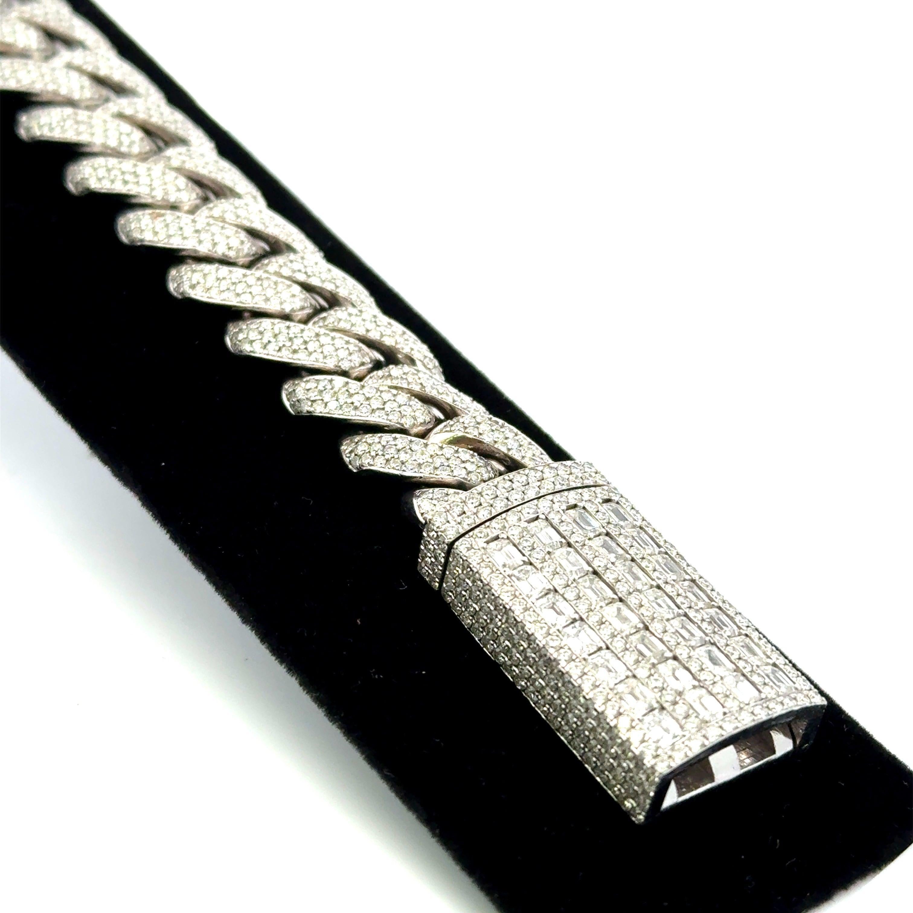 Bracelet à maillons en platine avec diamants taille émeraude et brillants ronds de 28,00 carats en vente 1