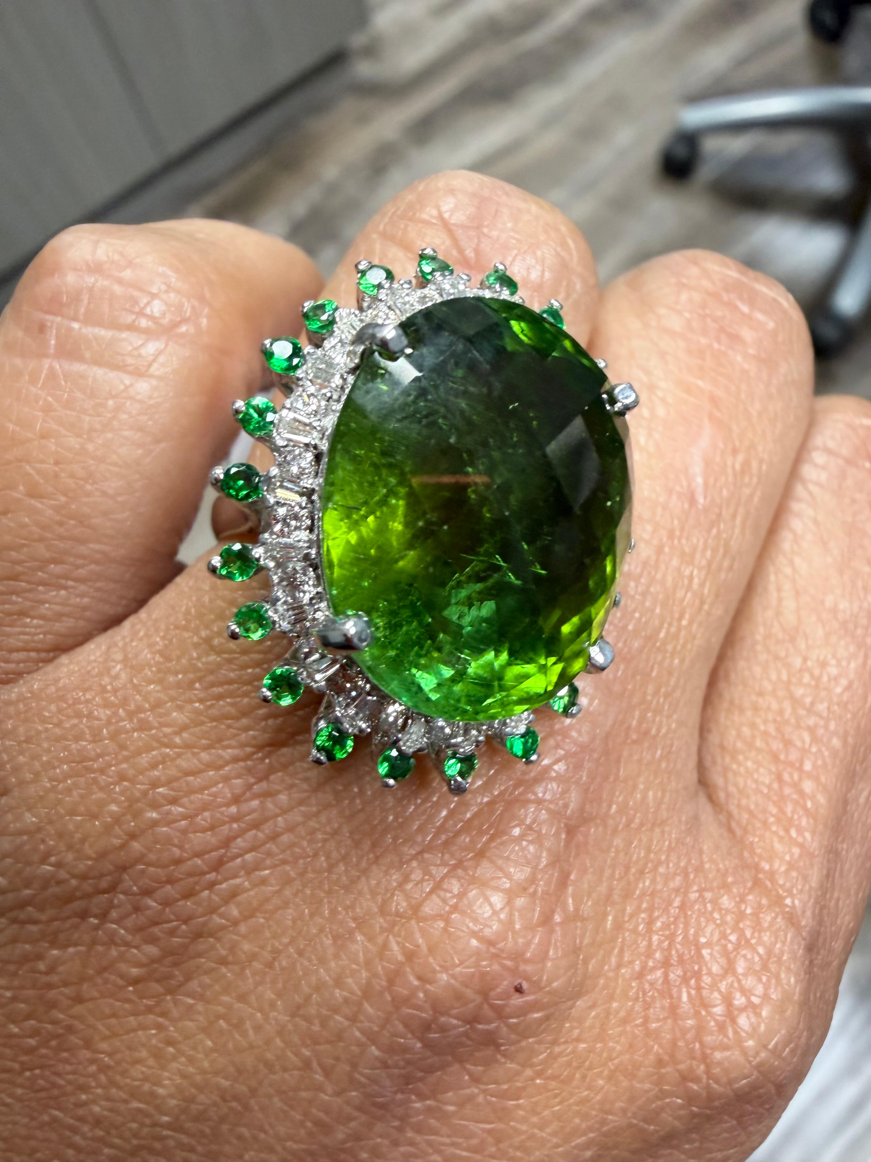 28,03 Carati Tormalina Verde Tsavorite Diamante Anello Cocktail in Oro Bianco 14 Carati in vendita 4