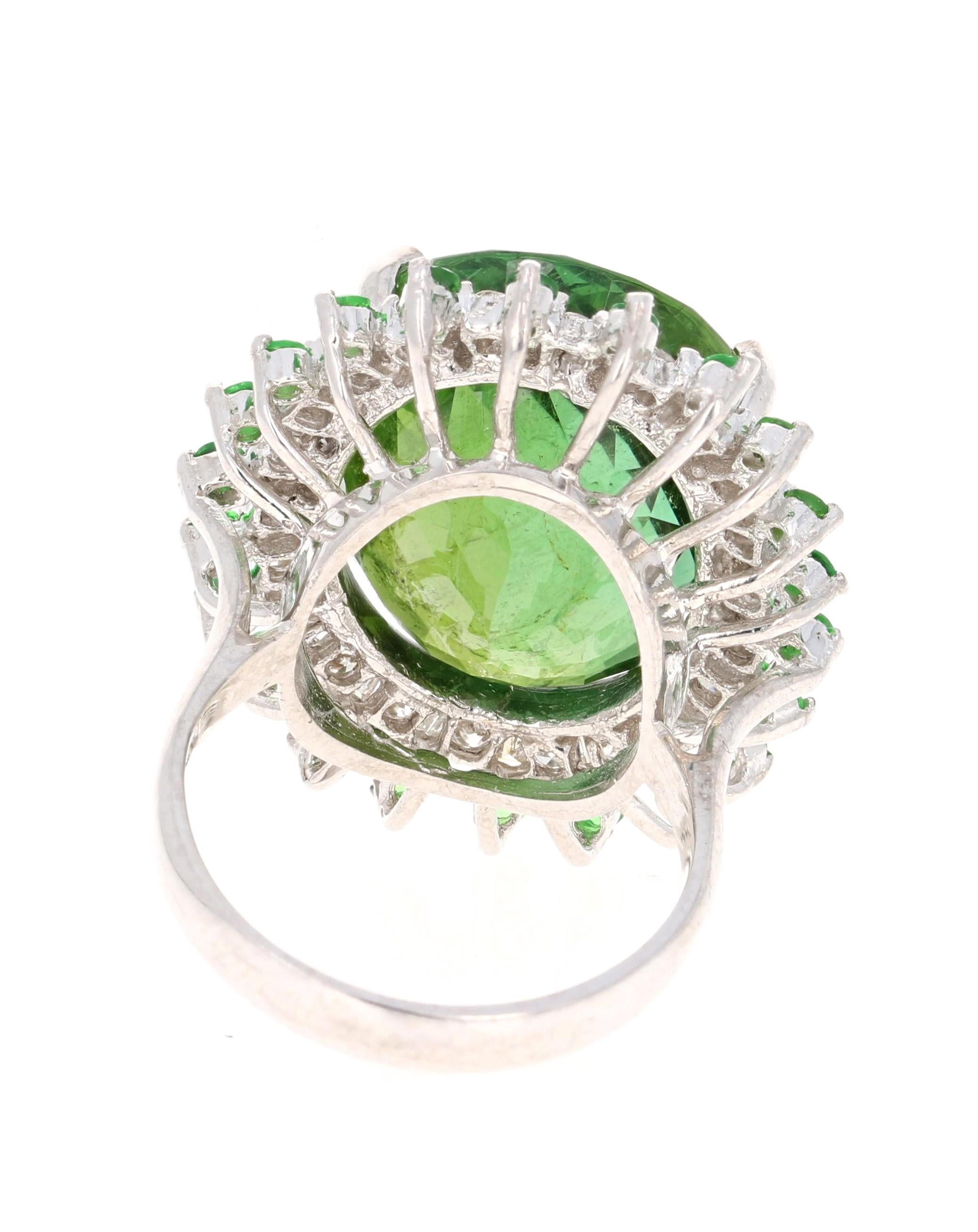 Taille ovale Bague cocktail en or blanc 14 carats avec tourmaline verte, tsavorite et diamant de 28,03 carats en vente