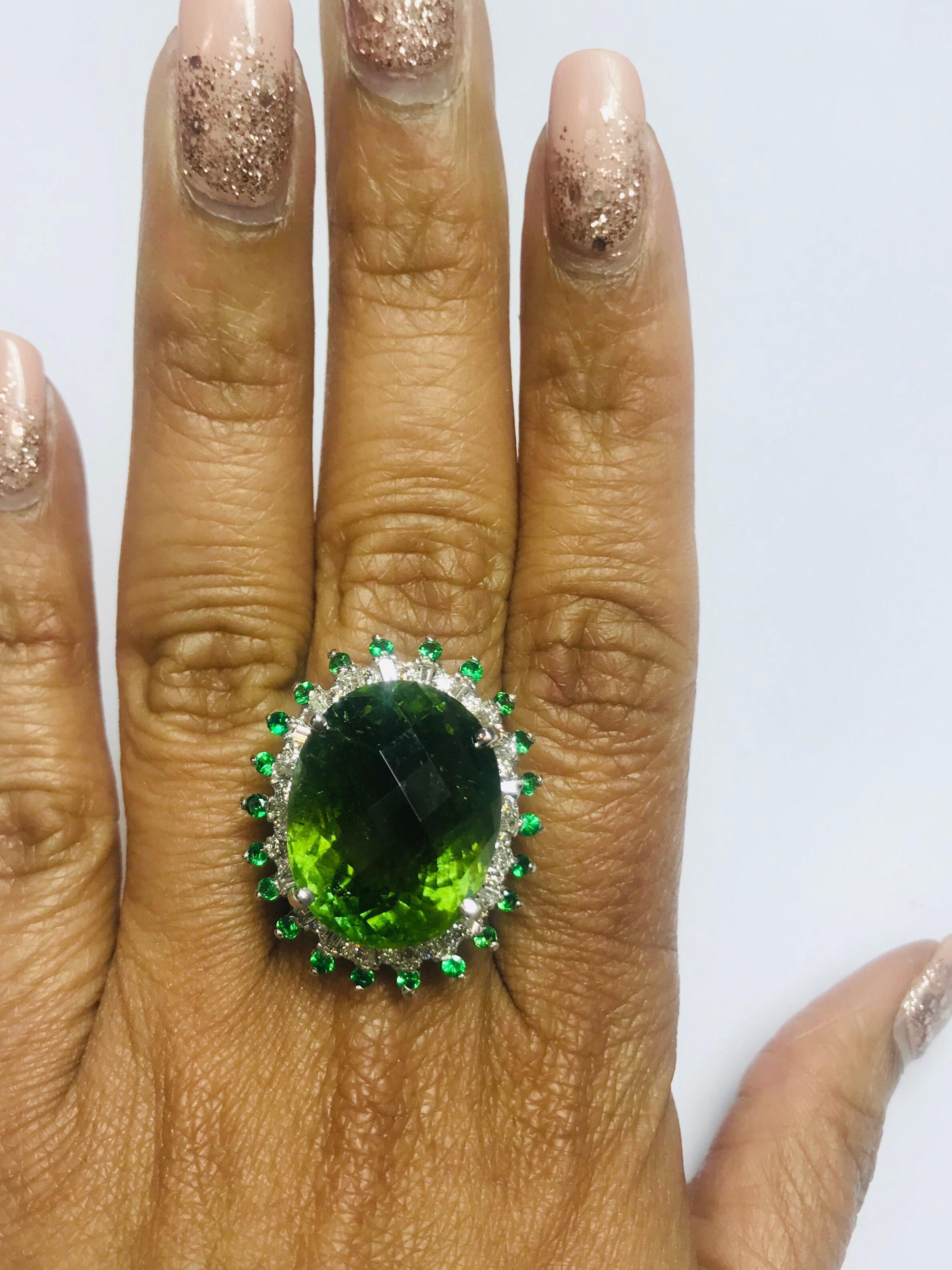 28,03 Carati Tormalina Verde Tsavorite Diamante Anello Cocktail in Oro Bianco 14 Carati In condizioni Nuovo in vendita a Los Angeles, CA