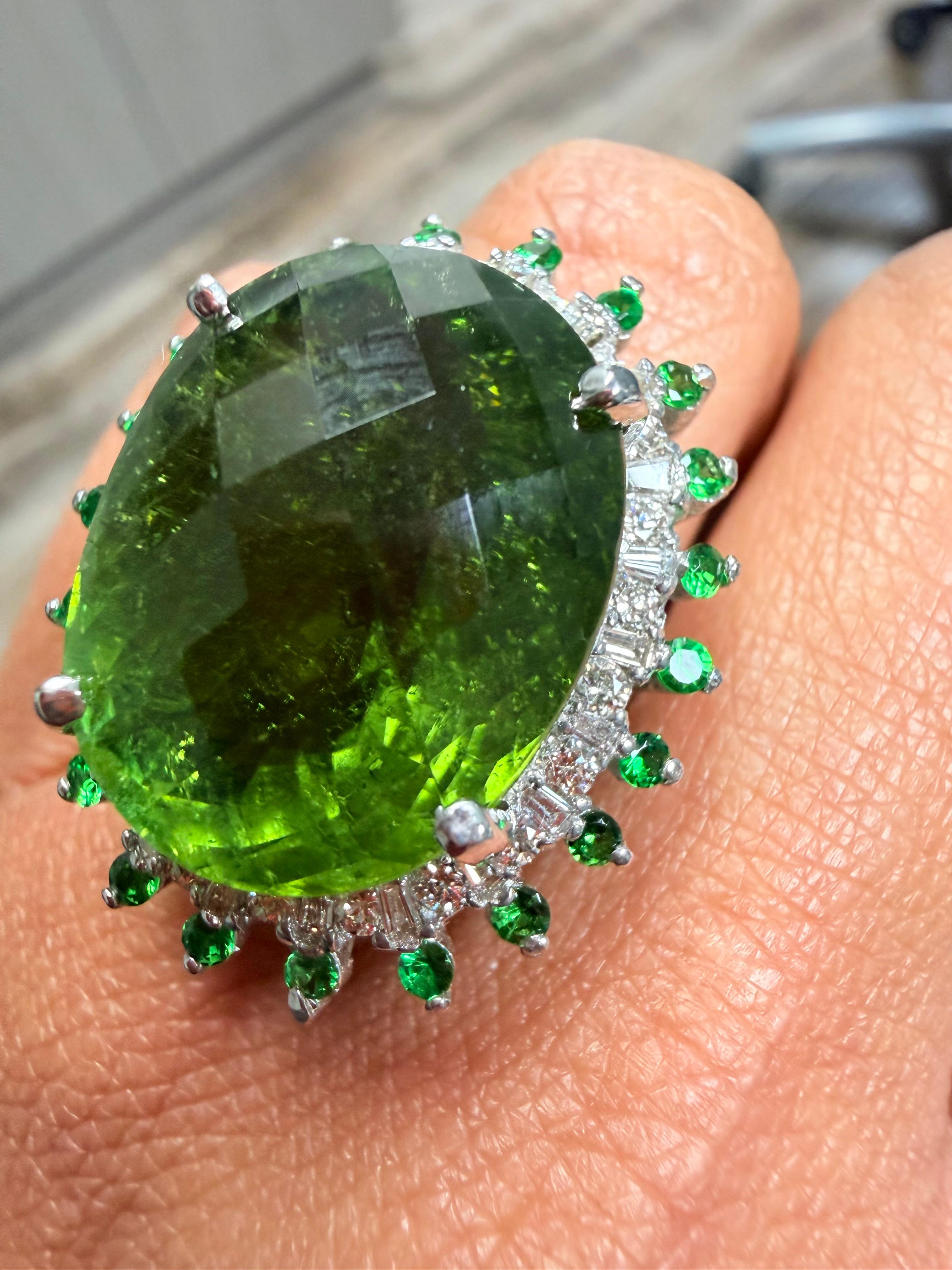 Donna 28,03 Carati Tormalina Verde Tsavorite Diamante Anello Cocktail in Oro Bianco 14 Carati in vendita