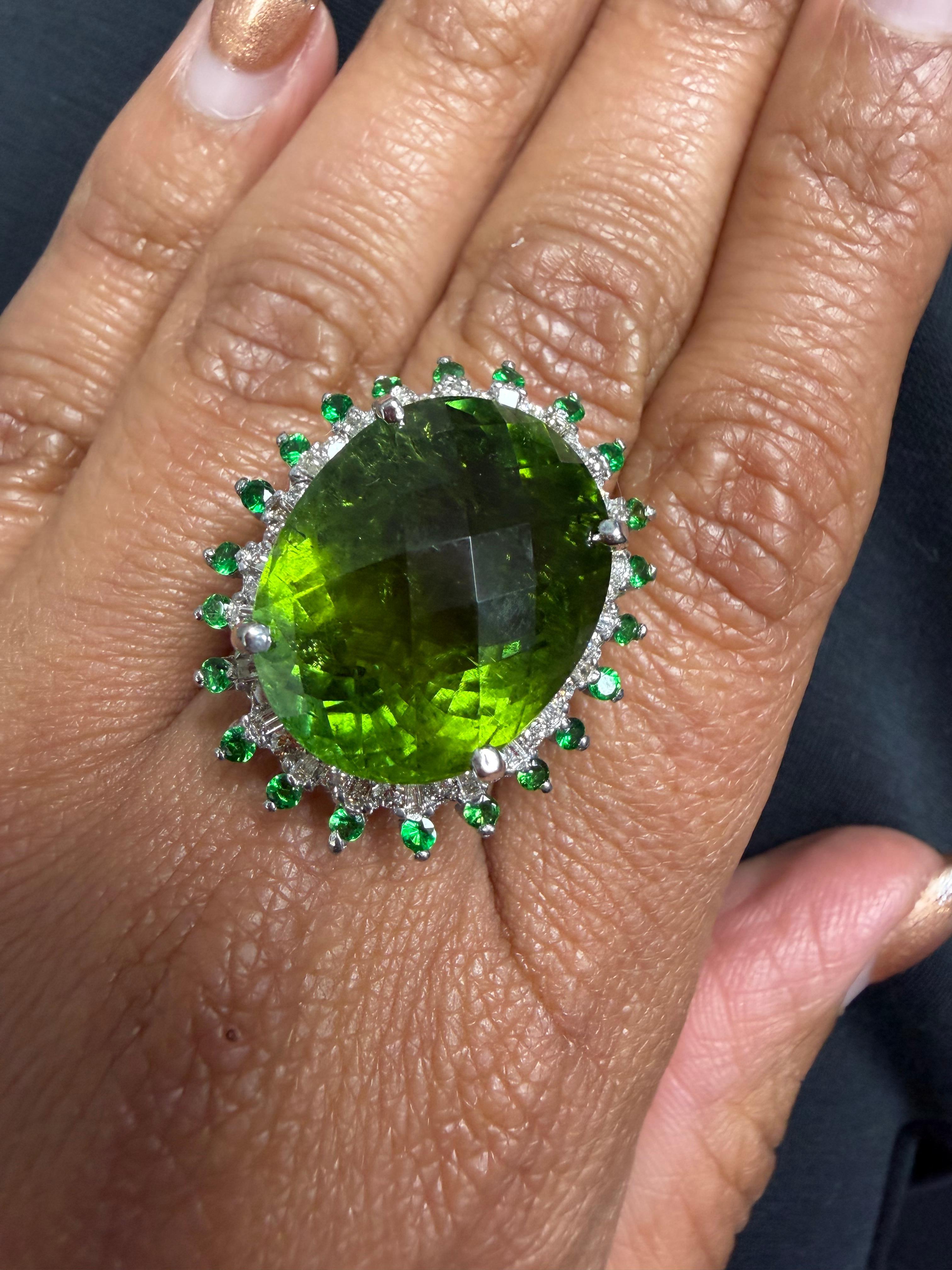 28,03 Carati Tormalina Verde Tsavorite Diamante Anello Cocktail in Oro Bianco 14 Carati in vendita 1