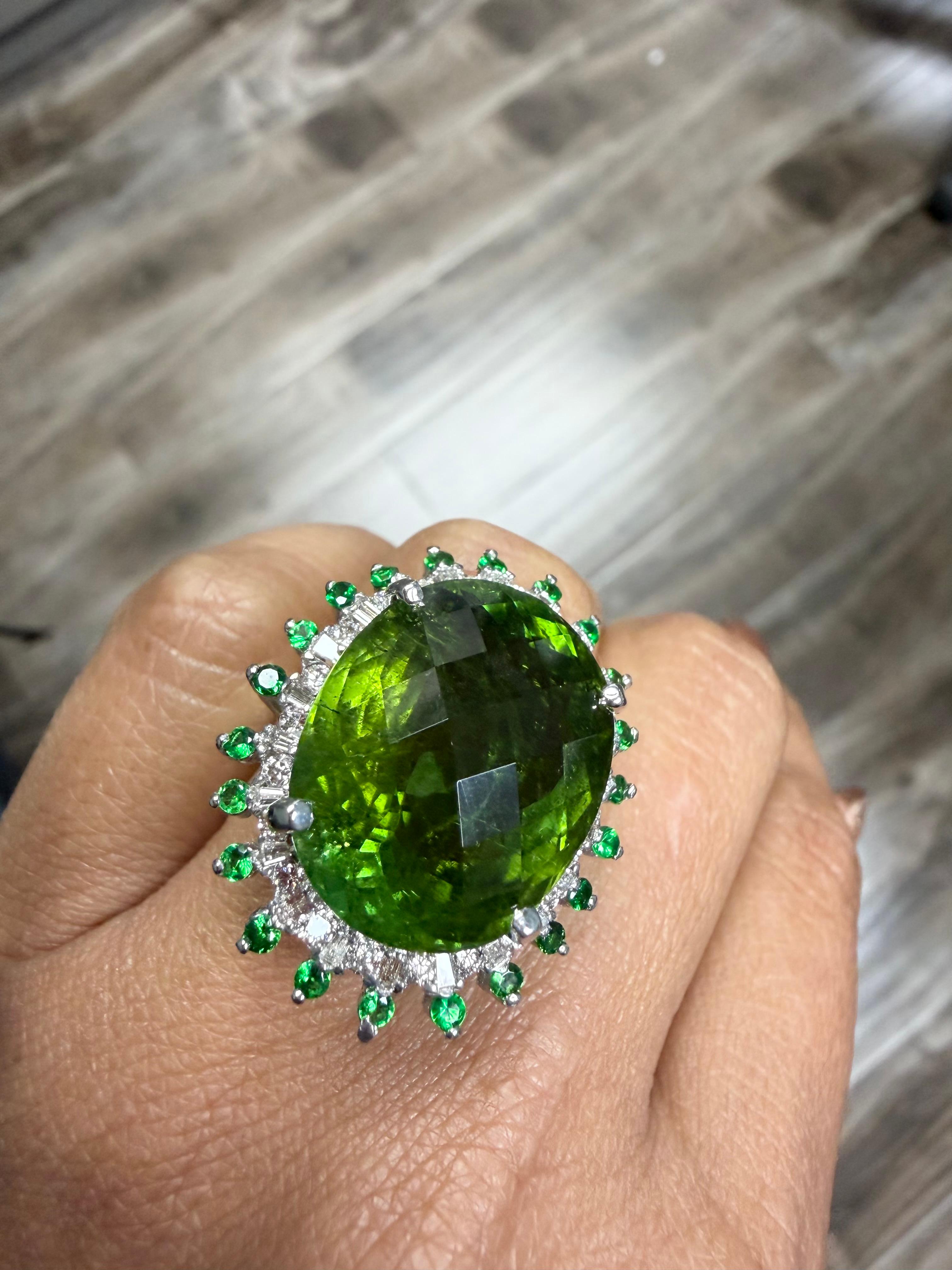 28,03 Carati Tormalina Verde Tsavorite Diamante Anello Cocktail in Oro Bianco 14 Carati in vendita 2