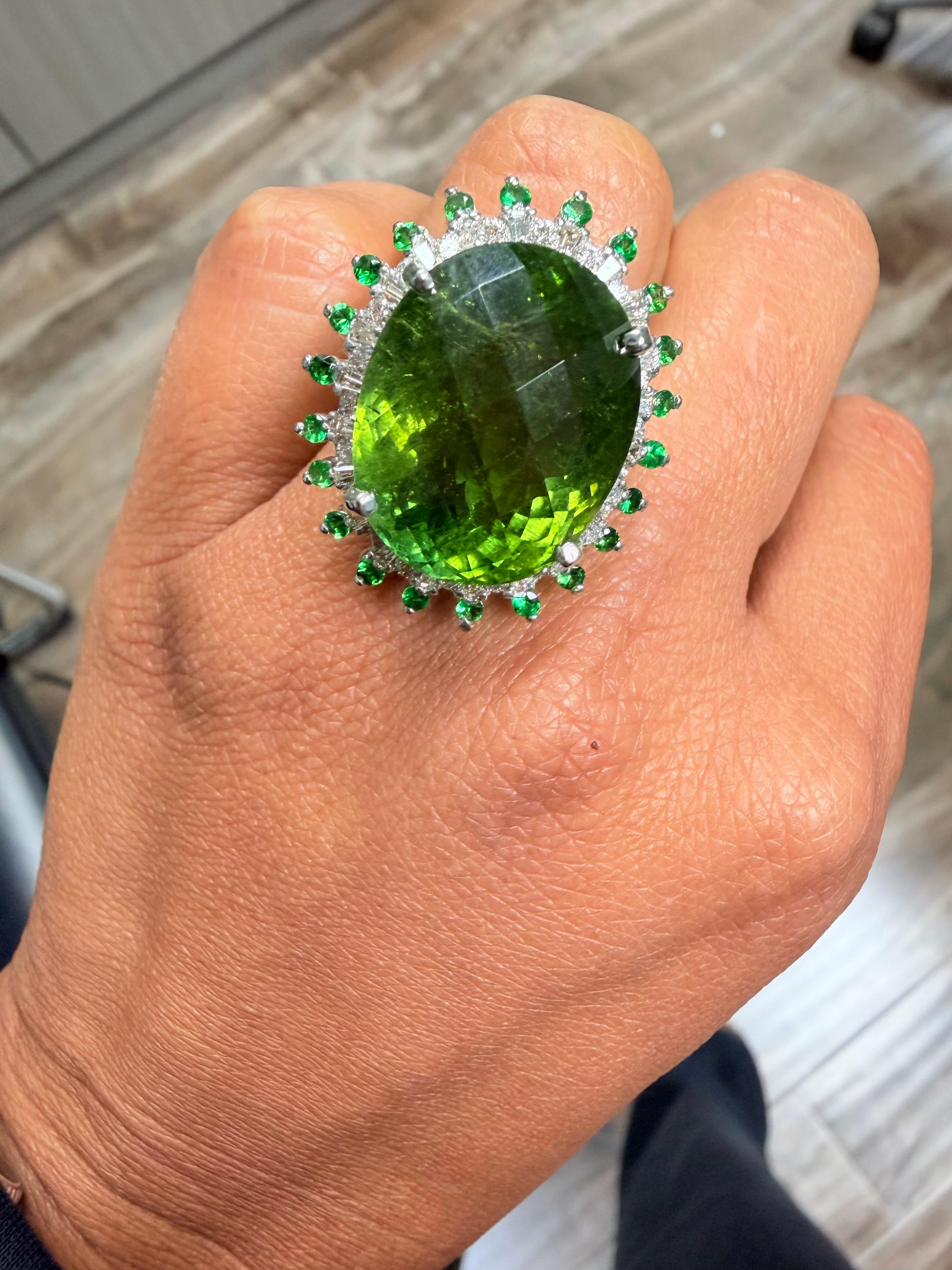28,03 Carati Tormalina Verde Tsavorite Diamante Anello Cocktail in Oro Bianco 14 Carati in vendita 3