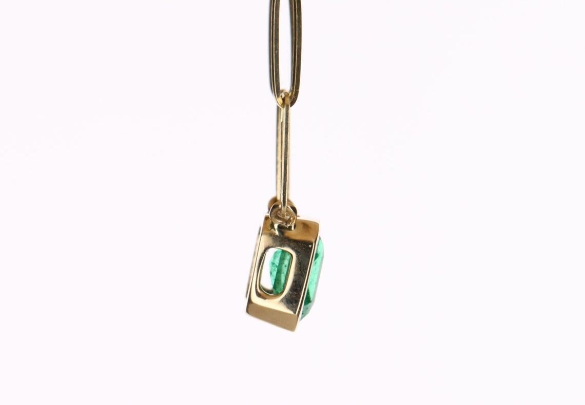 Qui è presentata una splendida collana di smeraldi East to West da 2,80 carati in oro giallo 14K. Al centro c'è un brillante smeraldo verde primaverile con un'ottima trasparenza, accentuato da una semplice incastonatura a castone che permette allo