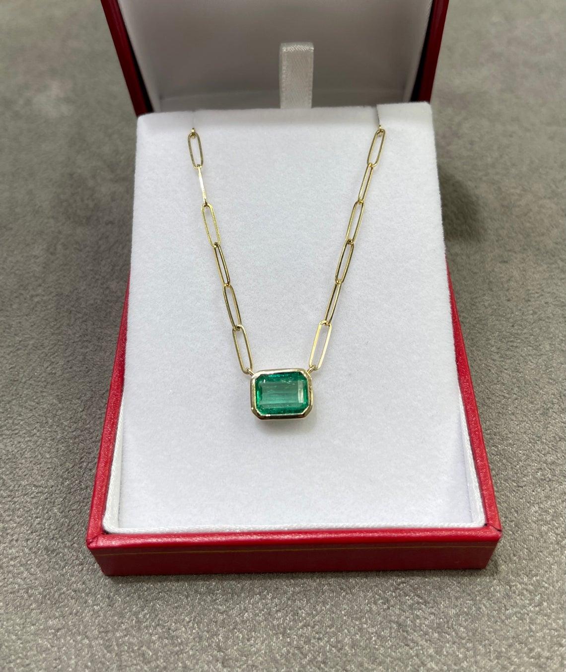 Moderno 2.80ct 14K Est-Ovest Colombiano Taglio Smeraldo Collana a Fermaglio in vendita