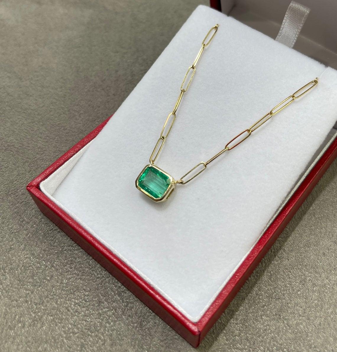 Taglio smeraldo 2.80ct 14K Est-Ovest Colombiano Taglio Smeraldo Collana a Fermaglio in vendita