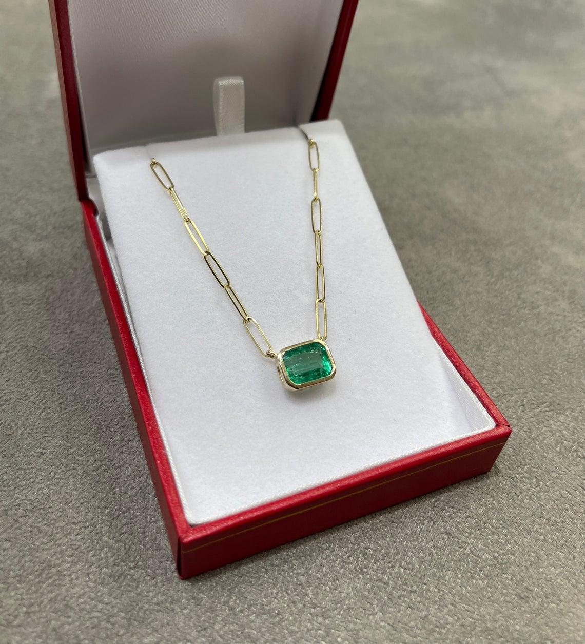 2.80ct 14K Est-Ovest Colombiano Taglio Smeraldo Collana a Fermaglio In condizioni Nuovo in vendita a Jupiter, FL