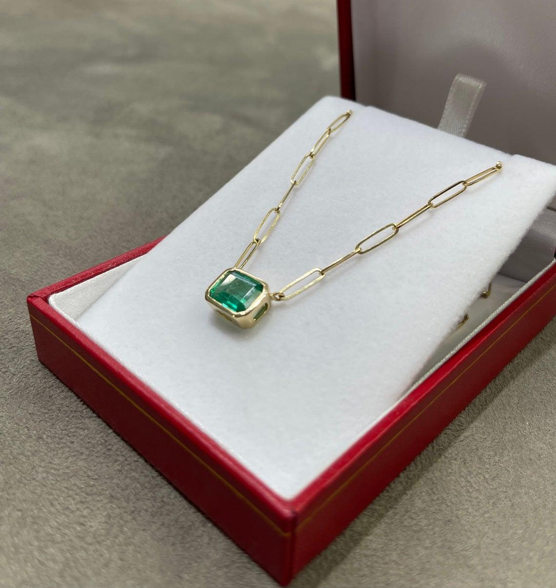 Donna 2.80ct 14K Est-Ovest Colombiano Taglio Smeraldo Collana a Fermaglio in vendita