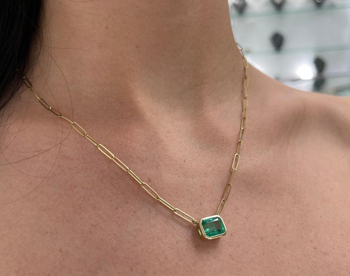 2.80ct 14K Est-Ovest Colombiano Taglio Smeraldo Collana a Fermaglio in vendita 1
