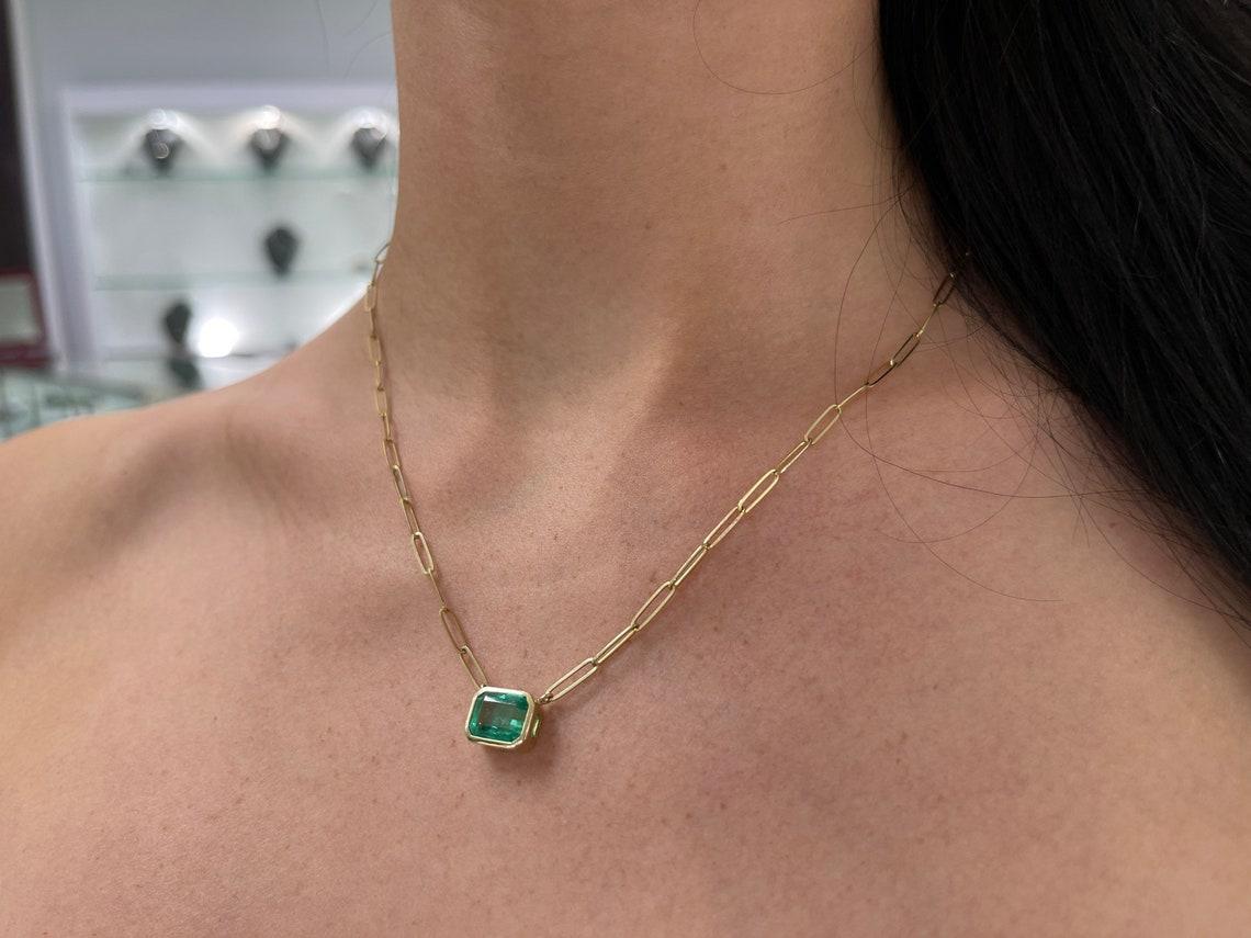 2.80ct 14K Est-Ovest Colombiano Taglio Smeraldo Collana a Fermaglio in vendita 2