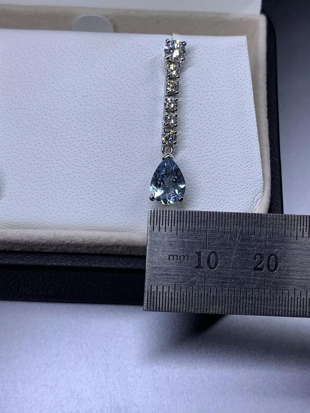 Taglio a goccia Orecchini a perno con diamanti e acquamarina da 2,80 ct in oro bianco 18 carati. in vendita
