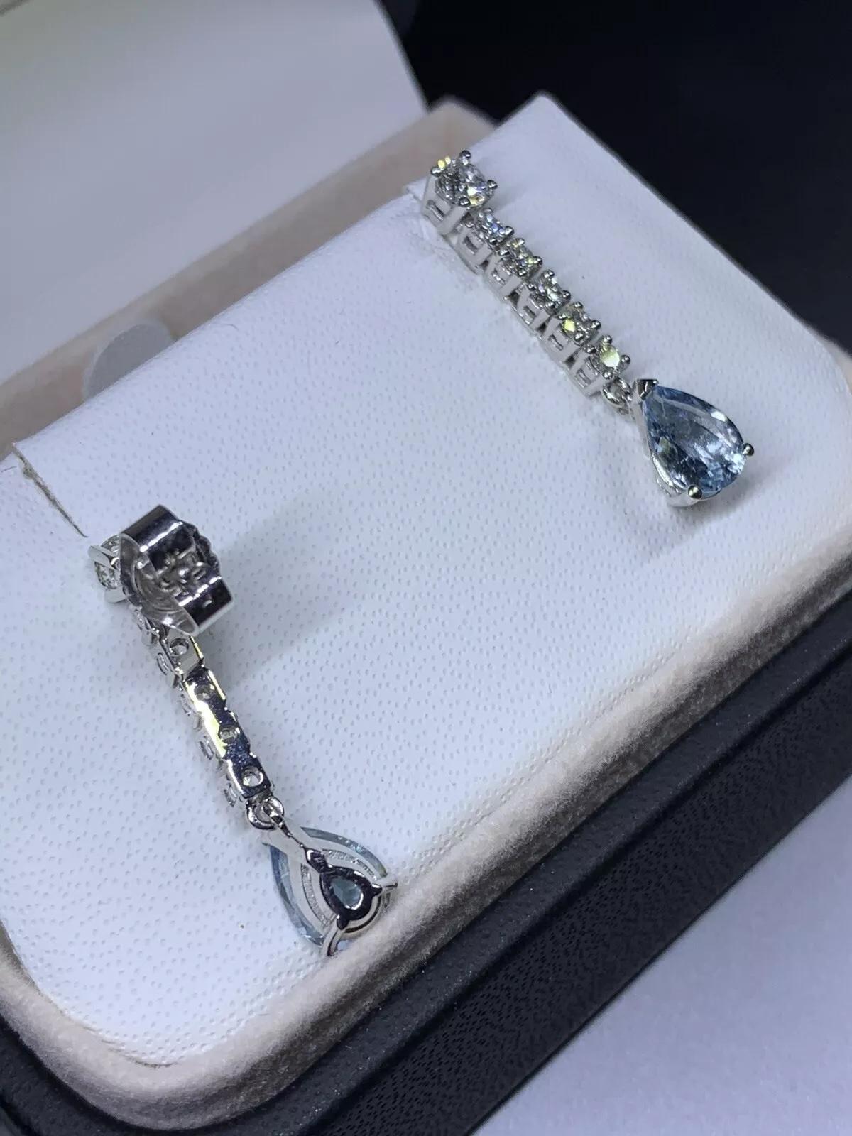 Orecchini a perno con diamanti e acquamarina da 2,80 ct in oro bianco 18 carati. in vendita 1