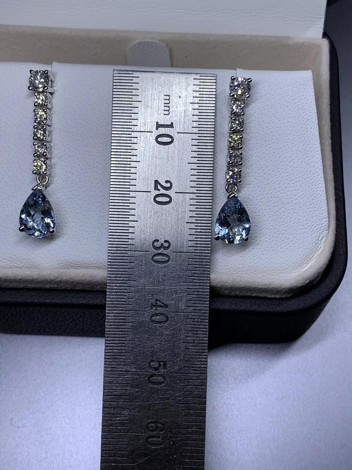 Orecchini a perno con diamanti e acquamarina da 2,80 ct in oro bianco 18 carati. in vendita 2