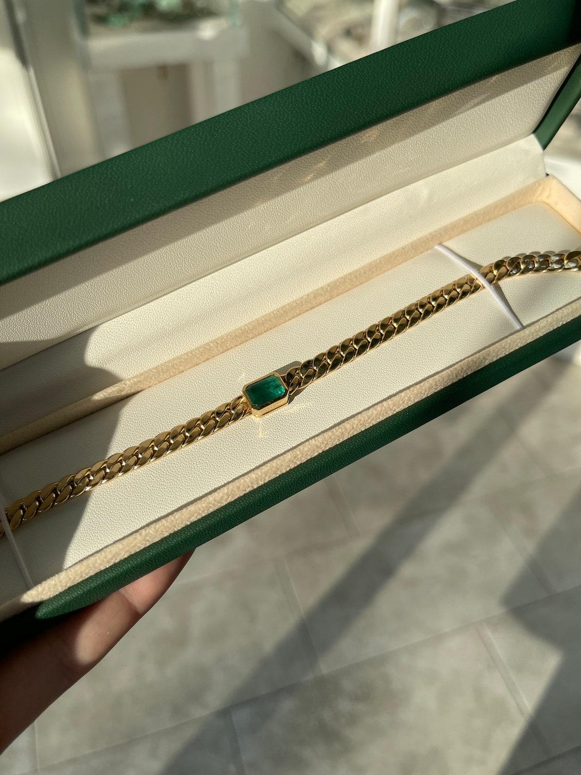Moderne 2.80ct Emerald Solitaire Bracelet - Or 14K, Men's Curb Link Bezel Set Emerald en vente