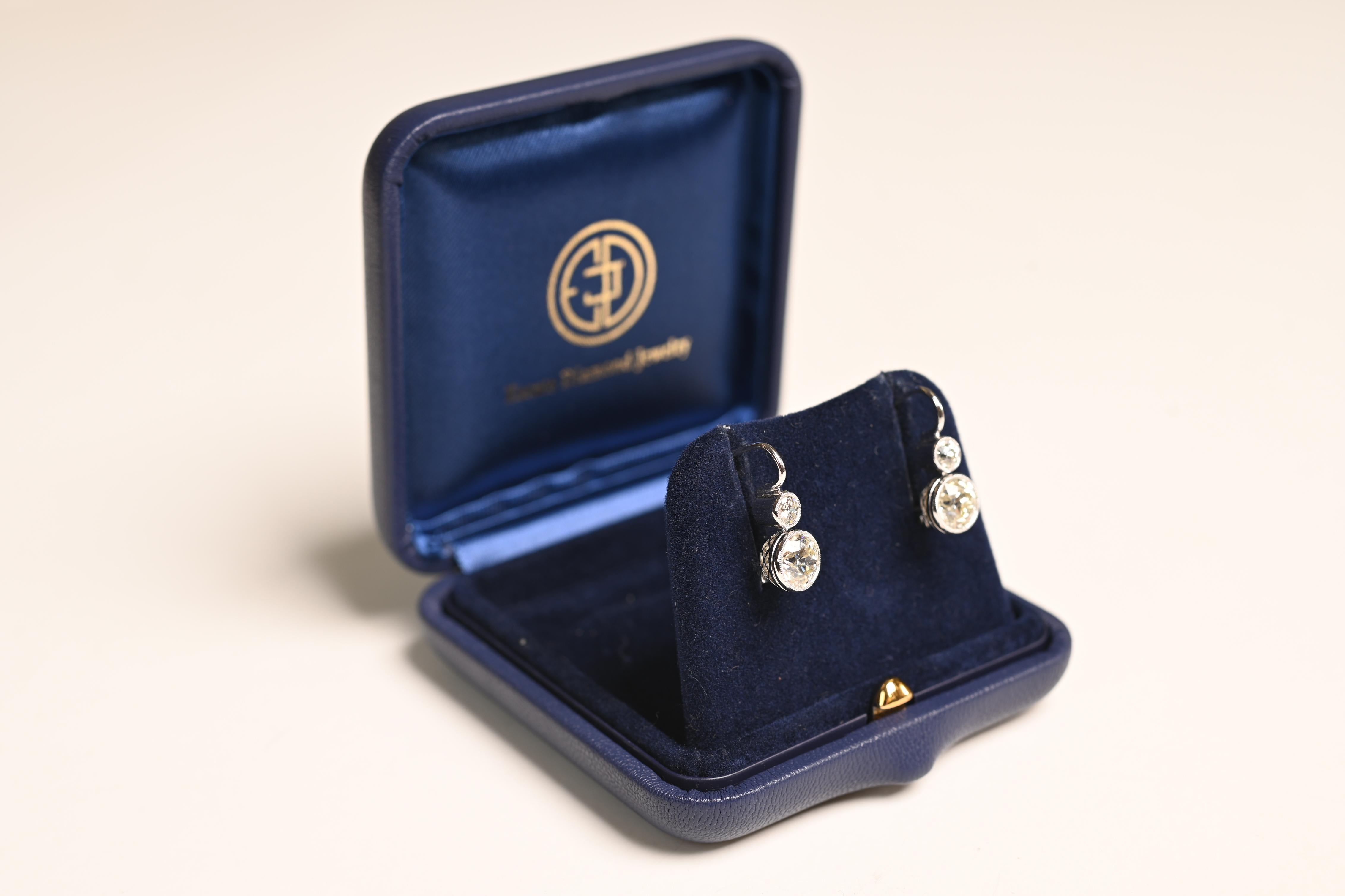 Este exquisito par de pendientes de diamantes presenta un diseño atemporal, con dos diamantes de talla europea antigua engastados en bisel en cada pendiente. Destacan los diamantes inferiores, con un peso total aproximado de 2,8 quilates. Estos