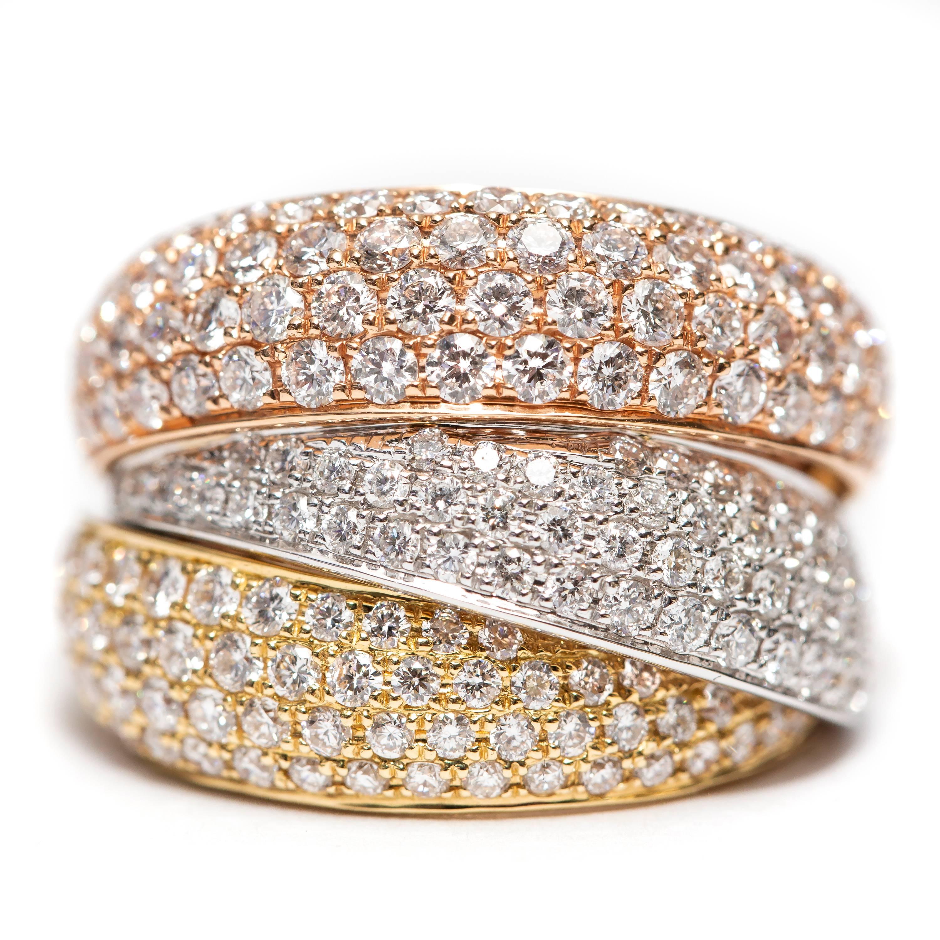 Diese schöne 2,80 Karat drei Ton 18 Karat Gold fancy Diamond Ring ist mit weißer Farbe G Clarity SI1 Round Brilliant Diamanten machen diesen Ring eine kühne Aussage verkrustet, Dieser Ring funkelt wie kein anderer mit Reihen von überlappenden Round