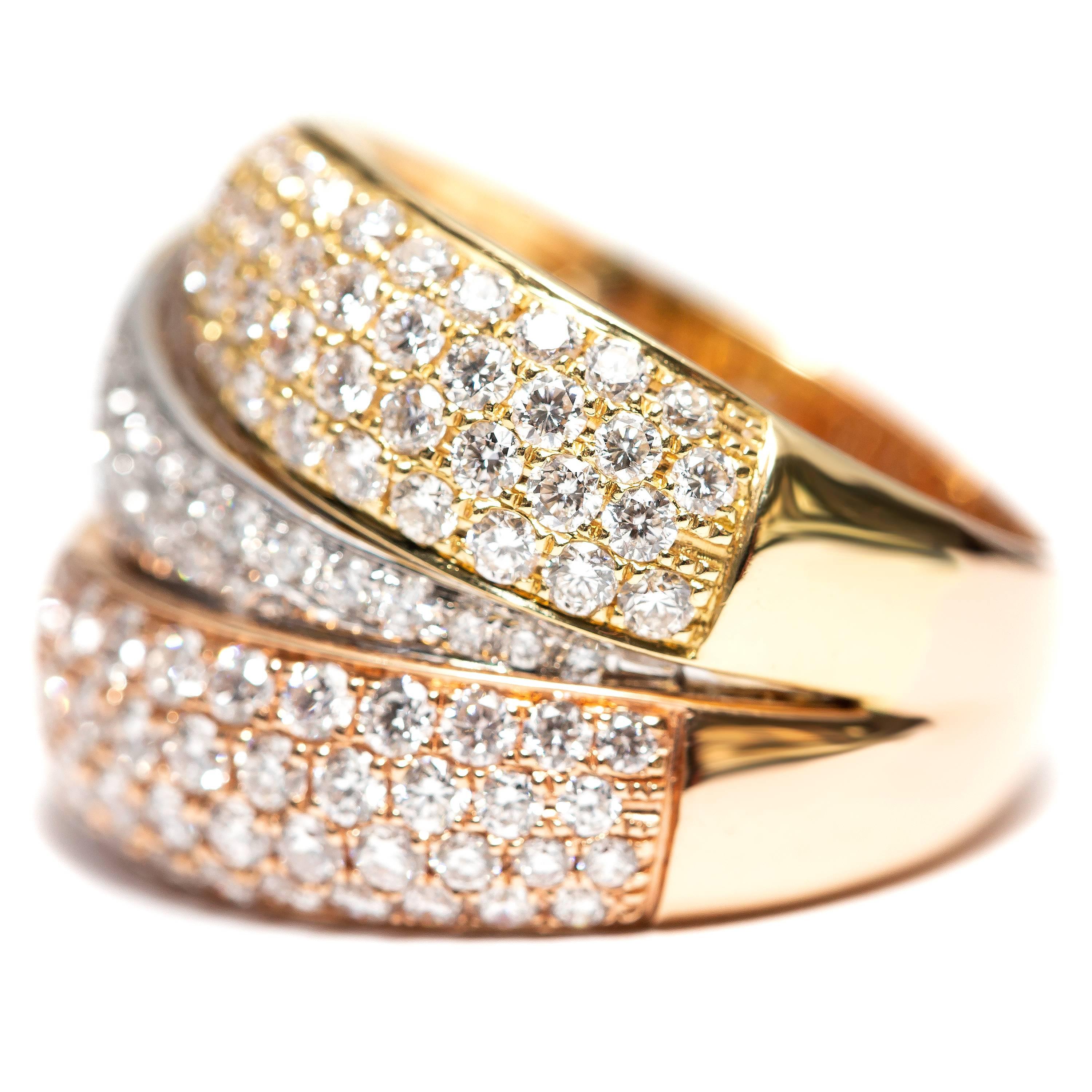 2,80 Karat Runder Diamant Pavé Set 18 Karat 3 Farbe Gold Fancy Modern Cross Over Ring (Rundschliff) im Angebot