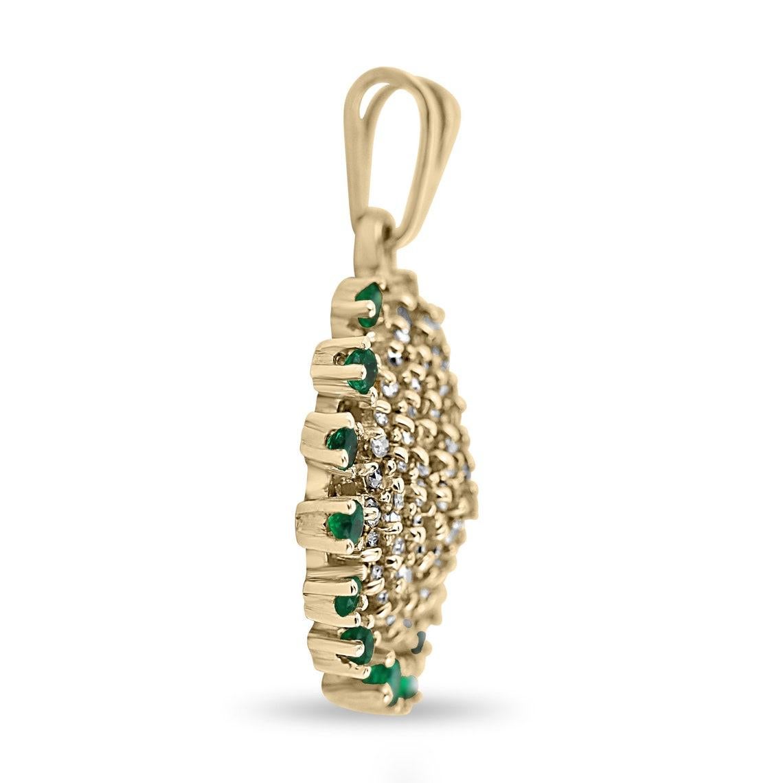 Si tratta di uno squisito ciondolo con smeraldo colombiano e diamante. Incastonati nell'oro giallo 14K, diamanti tondi brillanti accentuano il centro di questo pezzo con un'aureola fluttuante di smeraldi naturali. Questo delizioso ciondolo pesa 6,1