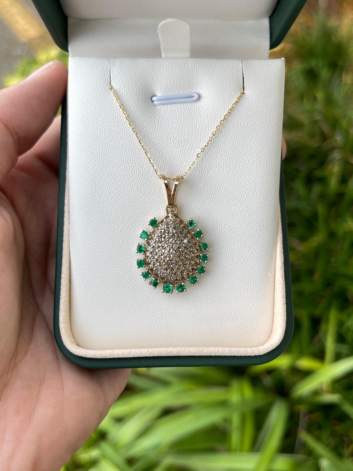 Moderno Ciondolo con smeraldo colombiano e diamanti da 2,80tcw in oro giallo 14K Vintage in vendita