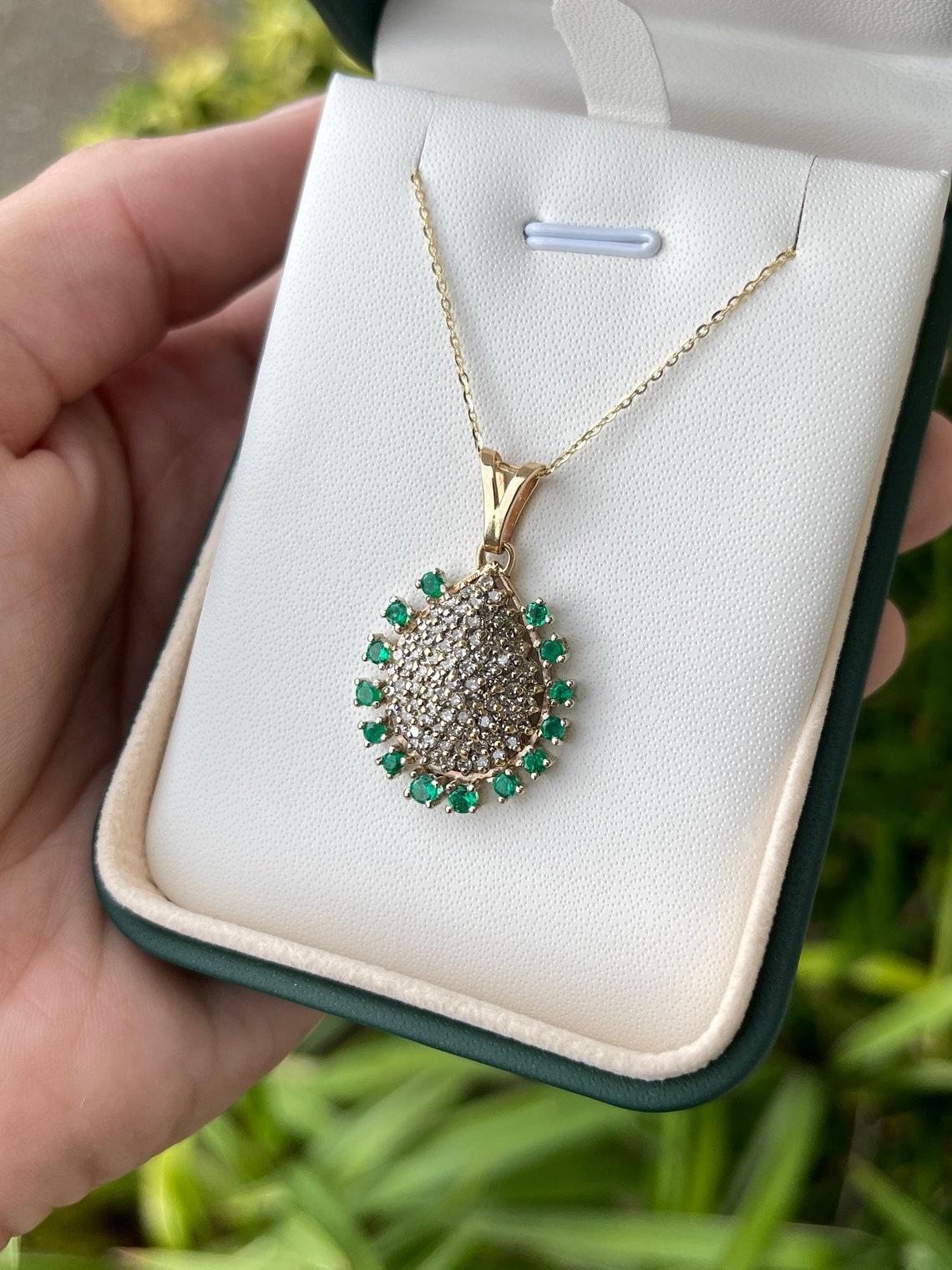 Taglio smeraldo Ciondolo con smeraldo colombiano e diamanti da 2,80tcw in oro giallo 14K Vintage in vendita